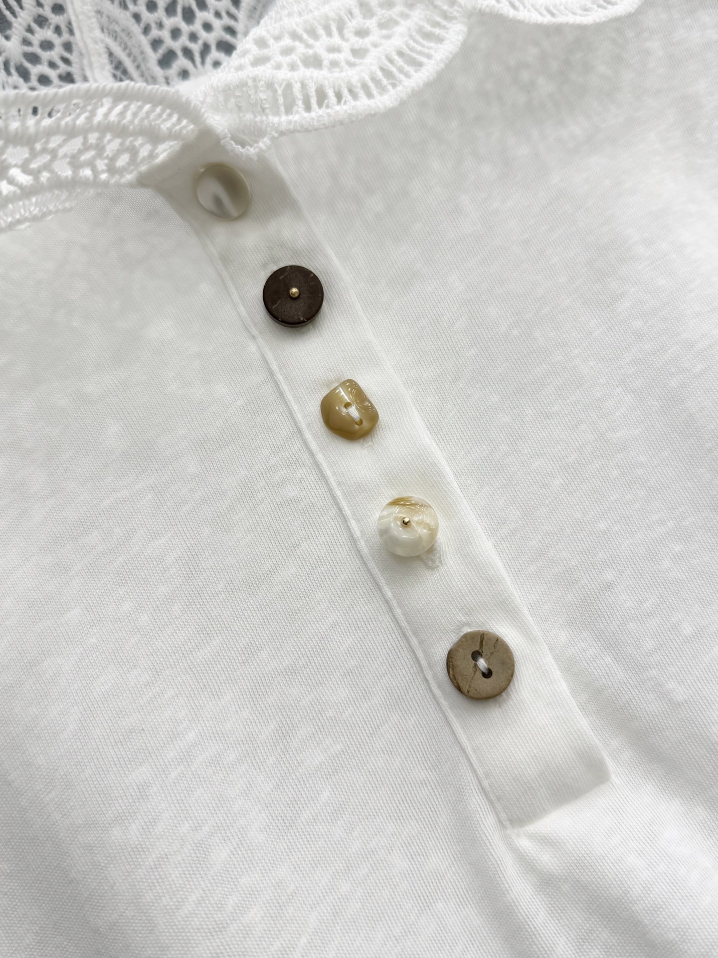 🛒𝐍𝐄𝐖 · 𝟐𝟎𝟐6/爆款现货【春夏上新】 设计师小众｜2026新款蕾丝拼接带帽防晒长袖T恤高订面料，