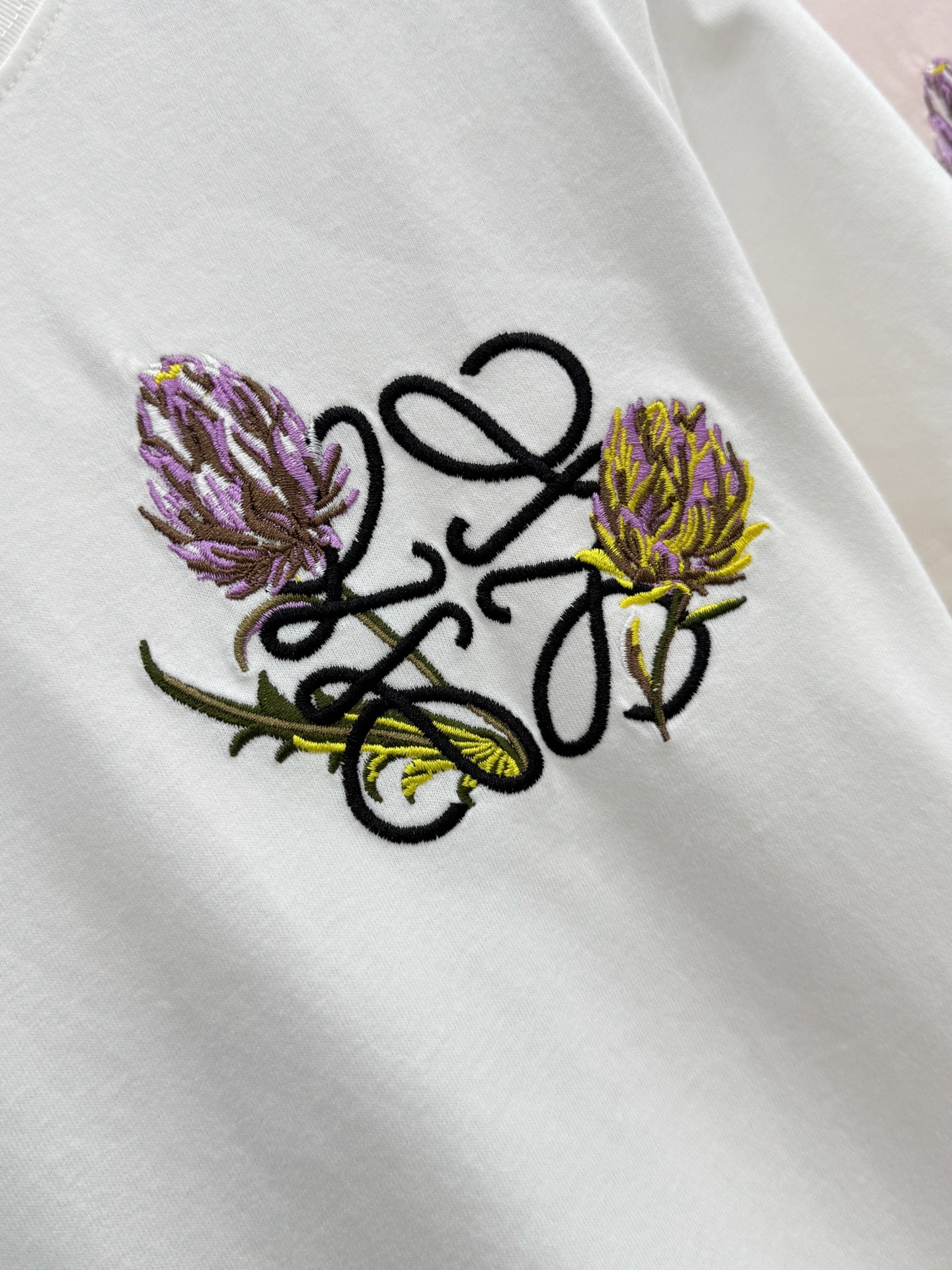 🛒𝐍𝐄𝐖 · 𝟐𝟎𝟐6/爆款现货原单品质 Loe*|26新品刺绣短袖T恤精致宽松版型上身巨显瘦!男女同 🛒𝐍𝐄𝐖 · 𝟐𝟎𝟐6/爆款现货原单品质 Loe*|26新品刺绣短袖T恤精致宽松版型上身巨显瘦!男女同