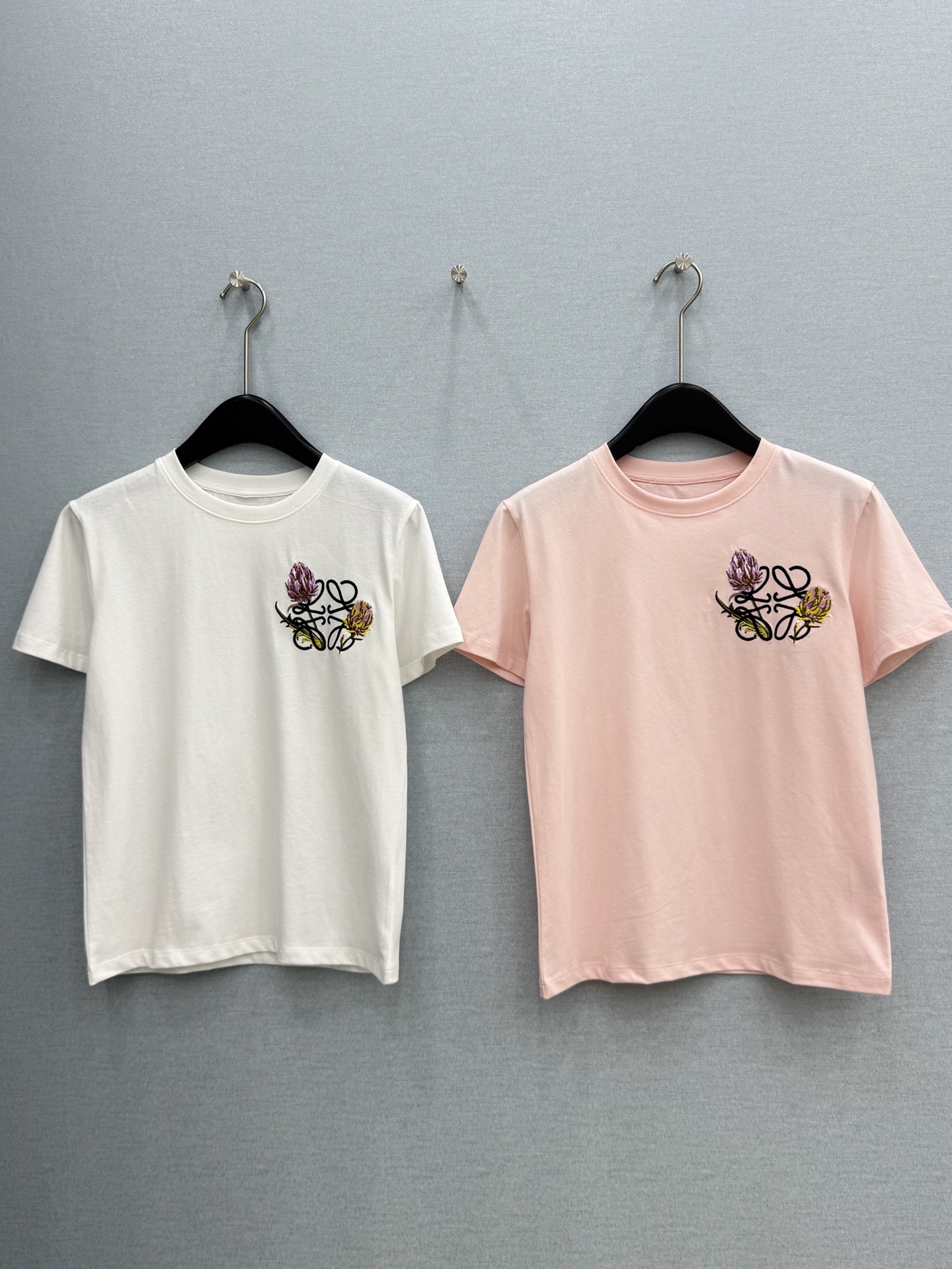 🛒𝐍𝐄𝐖 · 𝟐𝟎𝟐6/爆款现货原单品质  Loe*｜26新品刺绣短袖T恤精致宽松版型上身巨显瘦！男女同