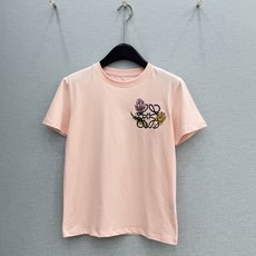 🛒𝐍𝐄𝐖 · 𝟐𝟎𝟐6/爆款现货原单品质 Loe*|26新品刺绣短袖T恤精致宽松版型上身巨显瘦!男女同 🛒𝐍𝐄𝐖 · 𝟐𝟎𝟐6/爆款现货原单品质 Loe*|26新品刺绣短袖T恤精致宽松版型上身巨显瘦!男女同