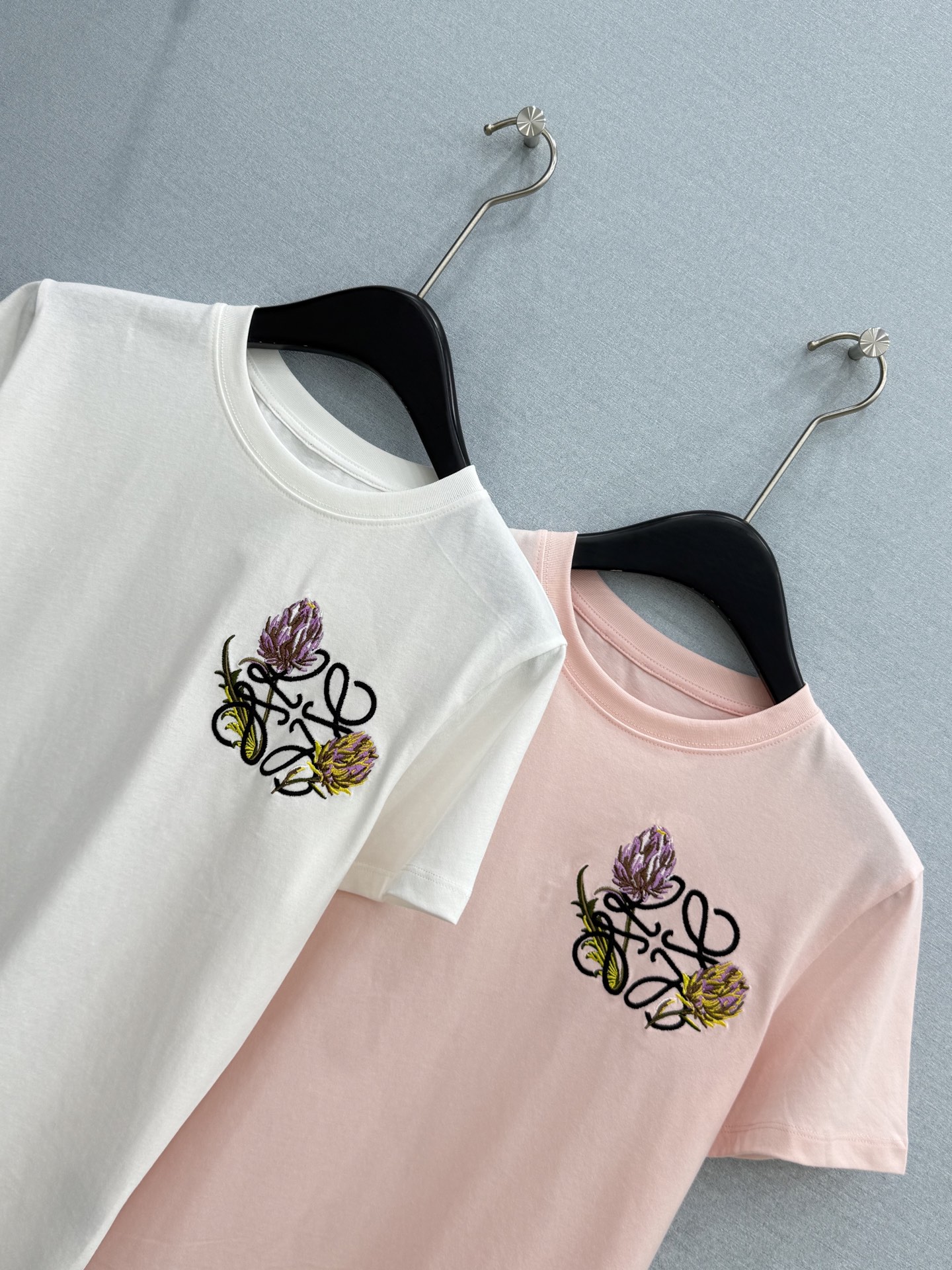 🛒𝐍𝐄𝐖 · 𝟐𝟎𝟐6/爆款现货原单品质 Loe*|26新品刺绣短袖T恤精致宽松版型上身巨显瘦!男女同 🛒𝐍𝐄𝐖 · 𝟐𝟎𝟐6/爆款现货原单品质 Loe*|26新品刺绣短袖T恤精致宽松版型上身巨显瘦!男女同