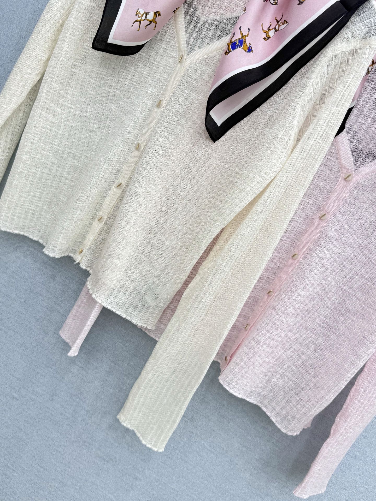 🛒𝐍𝐄𝐖 · 𝟐𝟎𝟐6/爆款现货高端订制 Lp |26新品丝巾装饰针织开衫王炸单品,精致常规版型上身巨 🛒𝐍𝐄𝐖 · 𝟐𝟎𝟐6/爆款现货高端订制 Lp |26新品丝巾装饰针织开衫王炸单品,精致常规版型上身巨