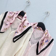 🛒𝐍𝐄𝐖 · 𝟐𝟎𝟐6/爆款现货高端订制 Lp |26新品丝巾装饰针织开衫王炸单品,精致常规版型上身巨 🛒𝐍𝐄𝐖 · 𝟐𝟎𝟐6/爆款现货高端订制 Lp |26新品丝巾装饰针织开衫王炸单品,精致常规版型上身巨