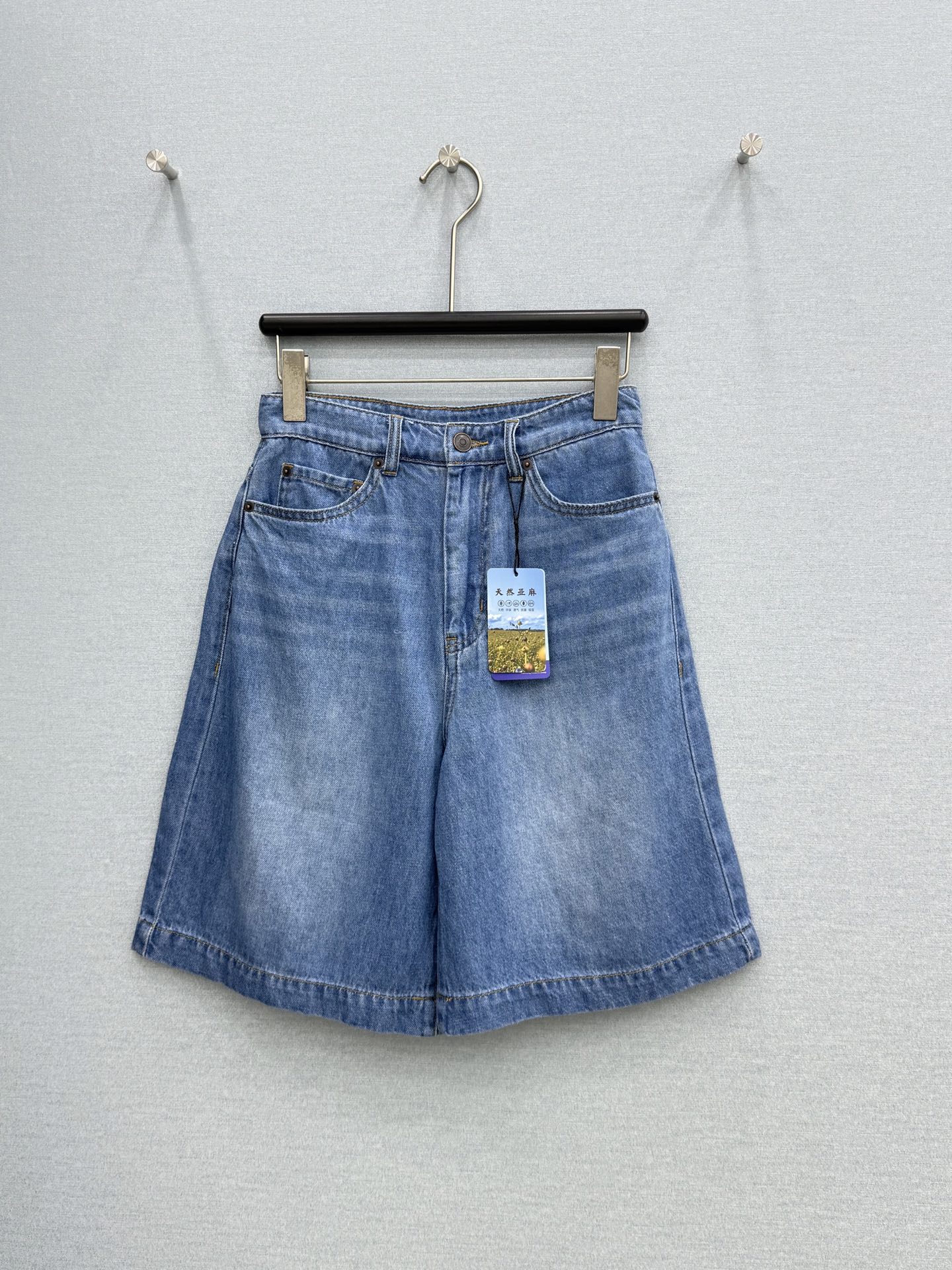 🛒𝐍𝐄𝐖 · 𝟐𝟎𝟐6/爆款现货原单品质 Max*|天丝棉百慕大牛仔中裤闭眼入的单品 随便一搭都气质感 🛒𝐍𝐄𝐖 · 𝟐𝟎𝟐6/爆款现货原单品质 Max*|天丝棉百慕大牛仔中裤闭眼入的单品 随便一搭都气质感