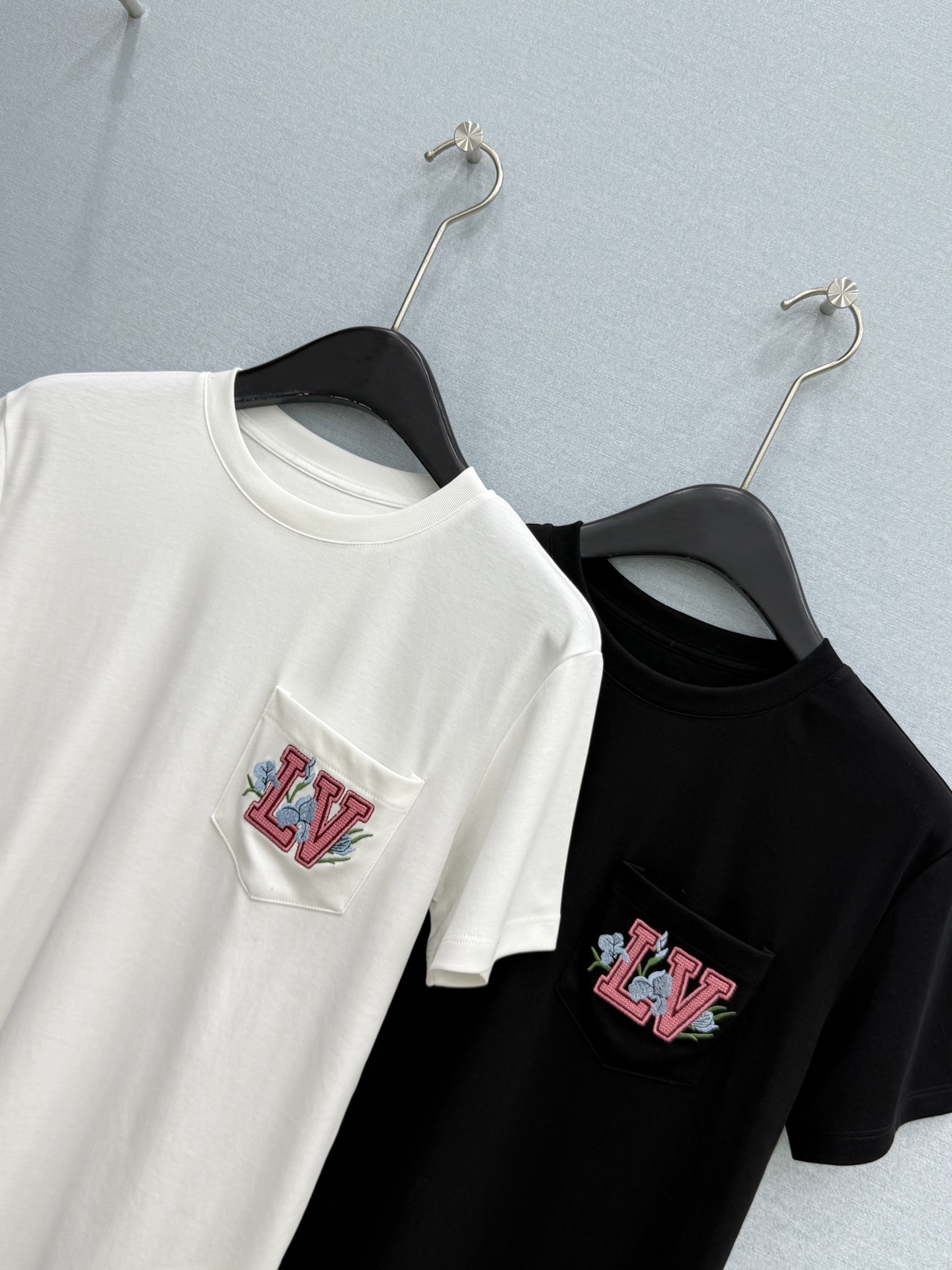 🛒𝐍𝐄𝐖 · 𝟐𝟎𝟐6/爆款现货【春夏上新】 Lou* V|2026新款口袋刺绣T恤高订面料,百搭版型 🛒𝐍𝐄𝐖 · 𝟐𝟎𝟐6/爆款现货【春夏上新】 Lou* V|2026新款口袋刺绣T恤高订面料,百搭版型
