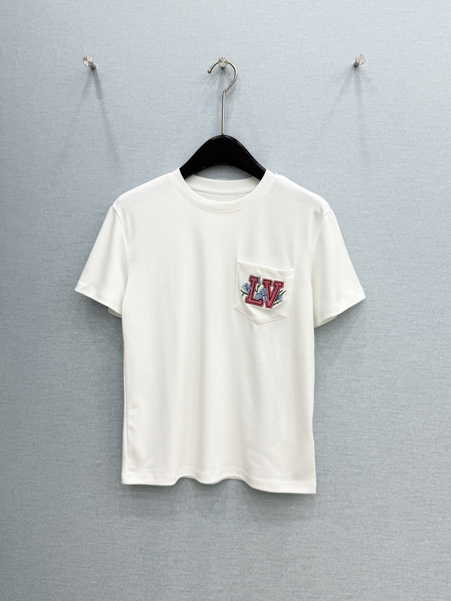 🛒𝐍𝐄𝐖 · 𝟐𝟎𝟐6/爆款现货【春夏上新】 Lou* V|2026新款口袋刺绣T恤高订面料,百搭版型 🛒𝐍𝐄𝐖 · 𝟐𝟎𝟐6/爆款现货【春夏上新】 Lou* V|2026新款口袋刺绣T恤高订面料,百搭版型
