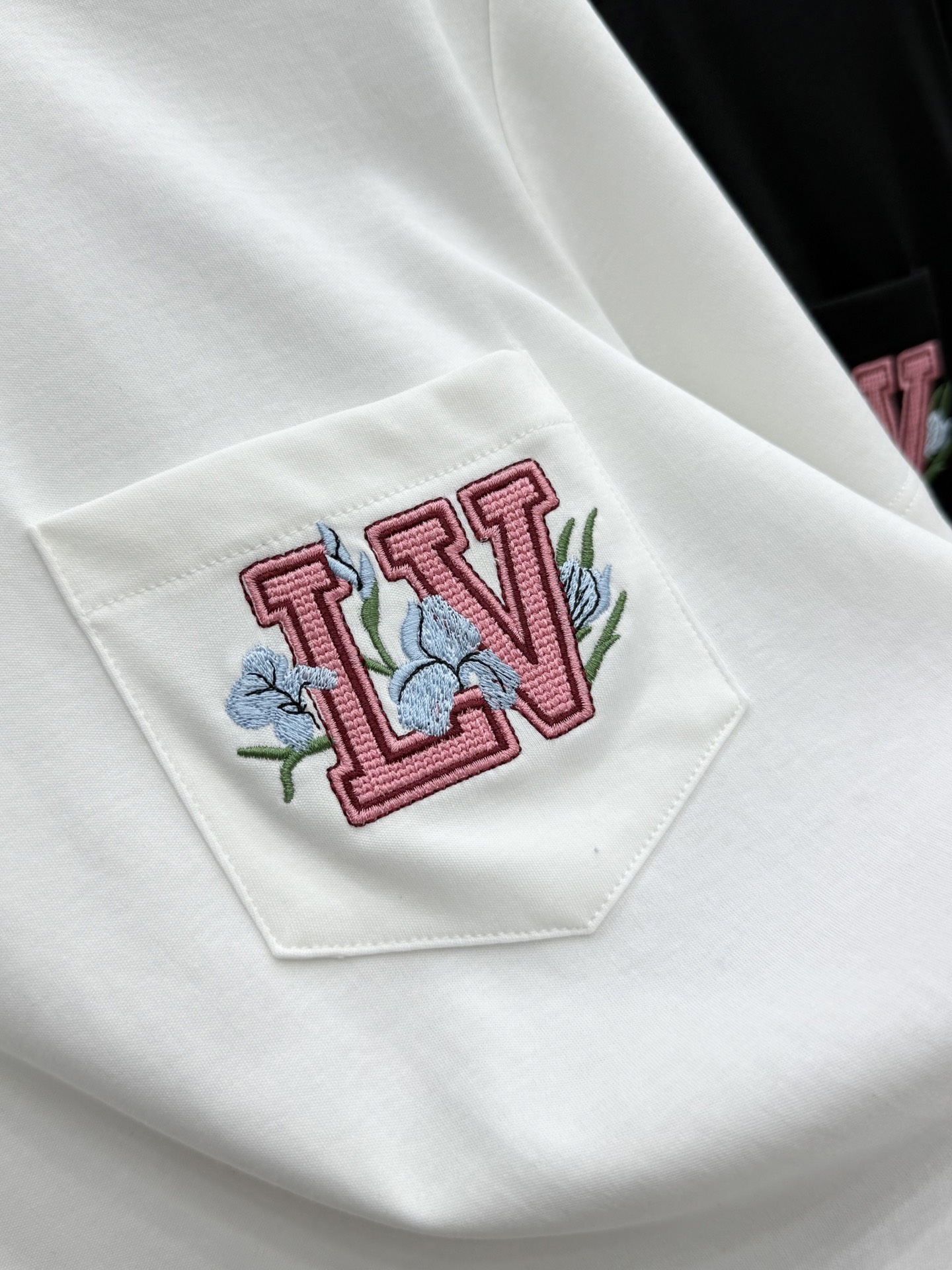 🛒𝐍𝐄𝐖 · 𝟐𝟎𝟐6/爆款现货【春夏上新】 Lou* V|2026新款口袋刺绣T恤高订面料,百搭版型 🛒𝐍𝐄𝐖 · 𝟐𝟎𝟐6/爆款现货【春夏上新】 Lou* V|2026新款口袋刺绣T恤高订面料,百搭版型