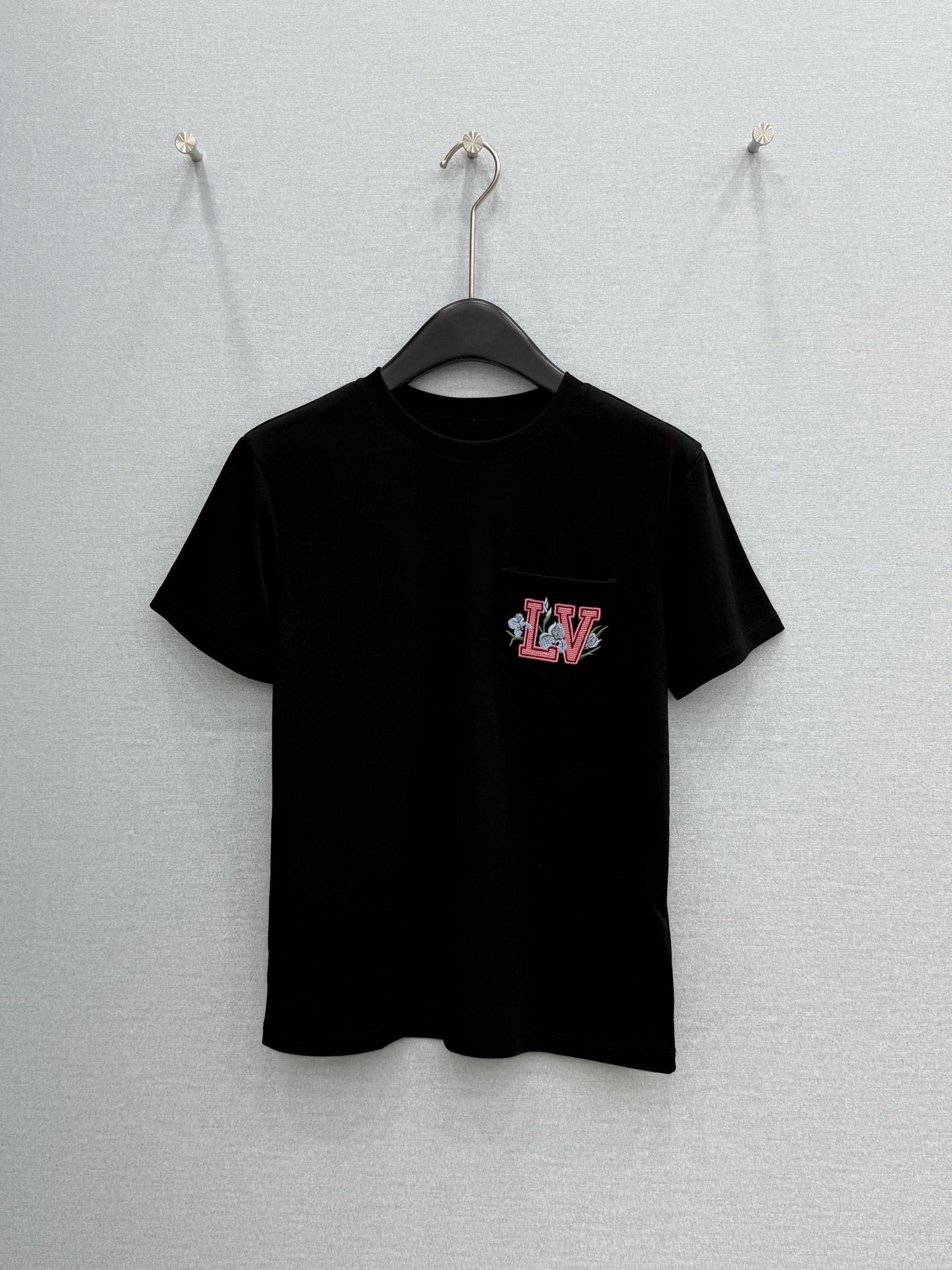 🛒𝐍𝐄𝐖 · 𝟐𝟎𝟐6/爆款现货【春夏上新】 Lou* V|2026新款口袋刺绣T恤高订面料,百搭版型 🛒𝐍𝐄𝐖 · 𝟐𝟎𝟐6/爆款现货【春夏上新】 Lou* V|2026新款口袋刺绣T恤高订面料,百搭版型