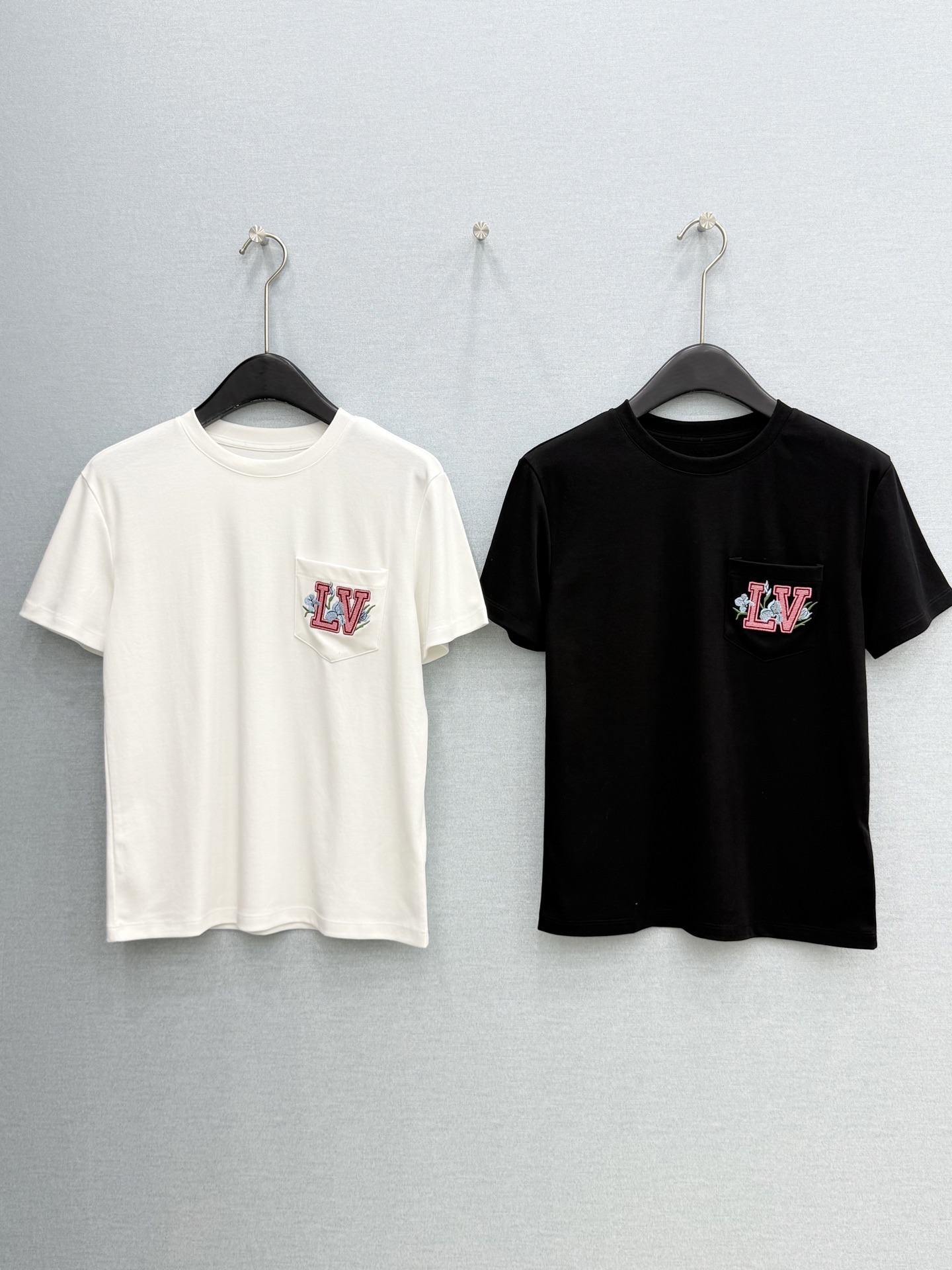 🛒𝐍𝐄𝐖 · 𝟐𝟎𝟐6/爆款现货【春夏上新】 Lou* V｜2026新款口袋刺绣T恤高订面料，百搭版型 