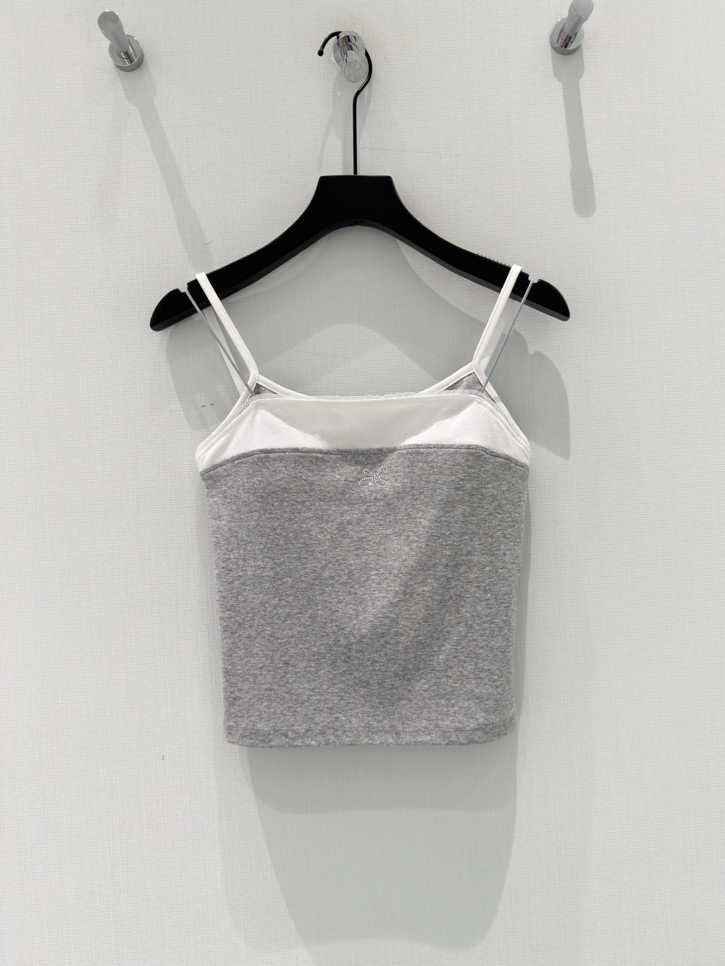 NO:834263,Original designer | 2026 new fake two-piece hot-drilled sling. Customized YB material. Breathable and comfortable. Full texture. Small-sized short-sleeved T-shirt cut. Highlights brand style. Presents slimming visual effect. Classic color system. Demonstrates high-end style. Stylish when worn alone. Customized surface accessories. High version. Gray | Navy blue SML,, T-shirt, tees, t-shirt,19860909原创设计师 ｜2026新品假两件烫钻吊带 定制YB材质 透气舒适 质感十足 小版型短袖T恤裁剪 凸显品牌格调 呈现显瘦视觉效果经典色系 彰显高级格调 单穿内搭都出彩时髦 定制面辅料 高版本 灰色｜藏蓝 SML,,T-shirt,tees，t-shirt,,Women's clothing