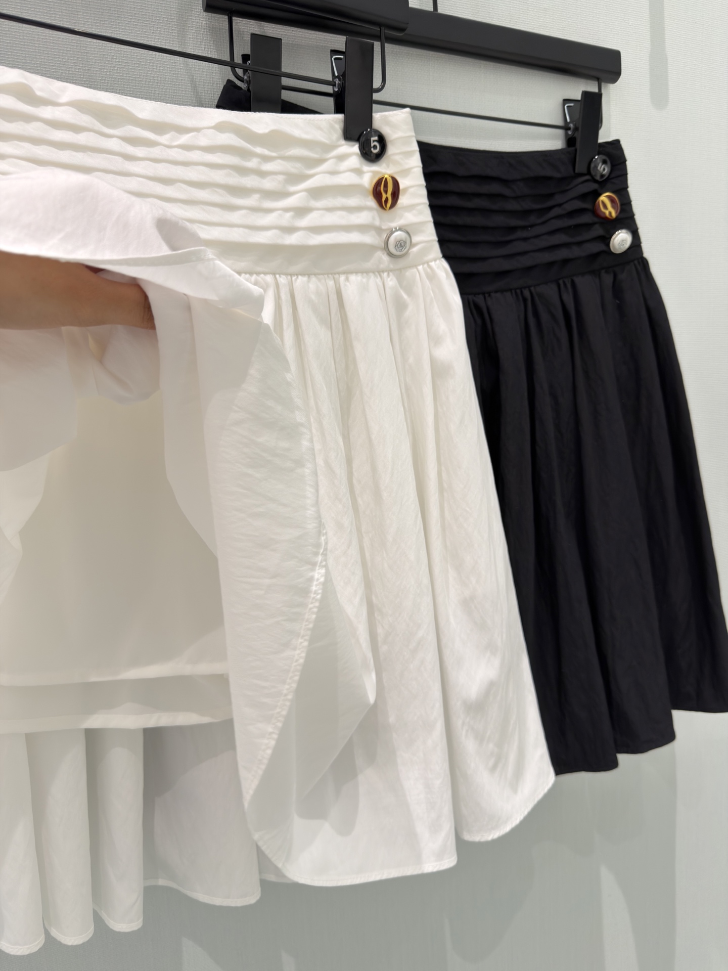 🛒𝐍𝐄𝐖 · 𝟐𝟎𝟐6/爆款现货【春夏上新】设计师｜26新款百褶短半裙爆单系列款 气质女神必入 定制纽扣