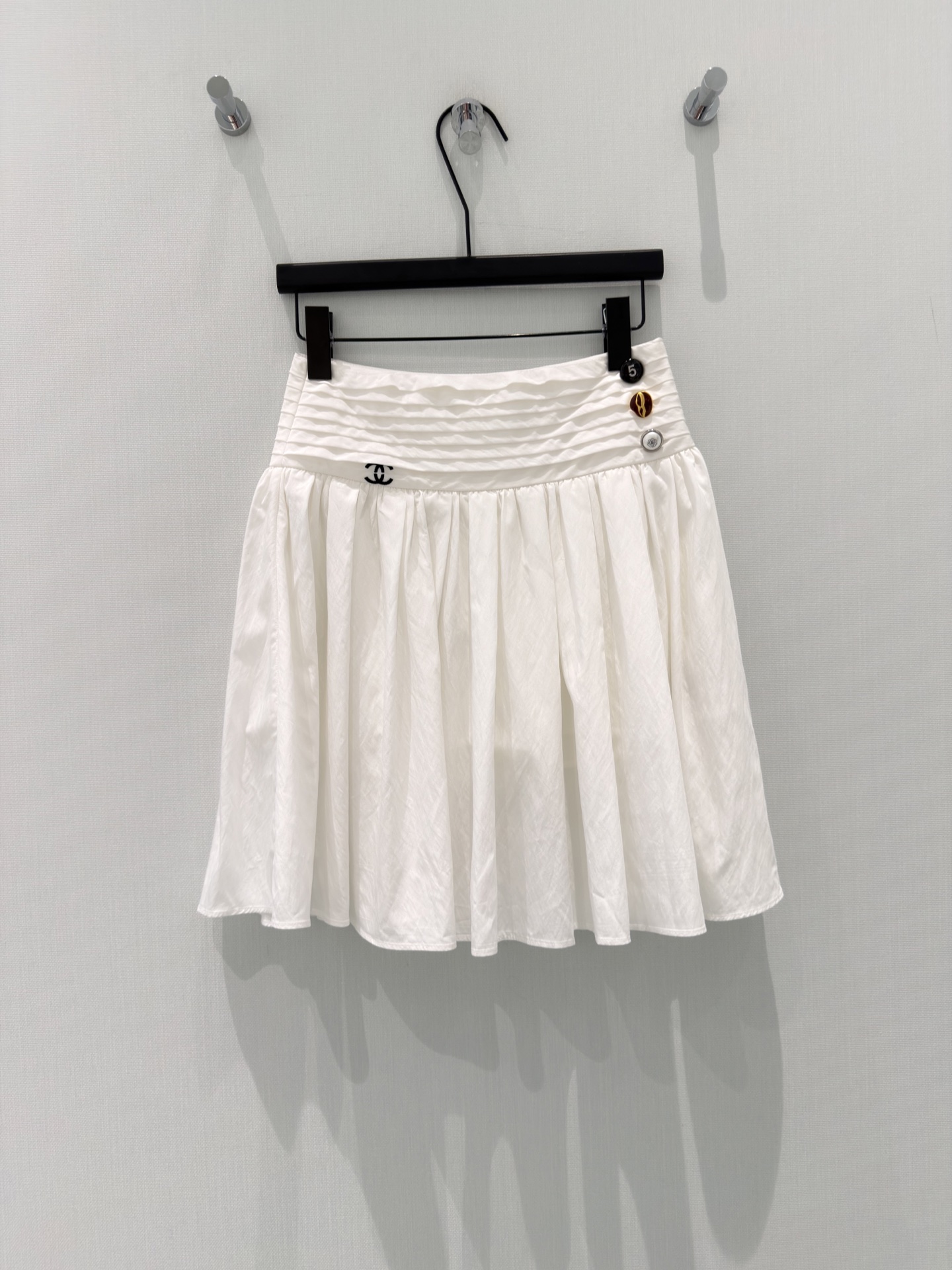 NO:834331,[New for spring and summer] Designer｜26 new pleated short skirts, hot-selling series, a must-have for goddesses with temperament, customized button decoration, high-end fabrics, full of high-end sense, classic tailoring, visually slimming and elongating body proportions. Timeless classics are absolutely not to be missed. It is fashionable with any style. Extremely practical and comfortable. Series models. Black｜White SML,,skirts,19860909【春夏上新】设计师｜26新款百褶短半裙 爆单系列款 气质女神必入 定制纽扣装饰 高订面料 满满的高级感 经典剪裁 视觉显瘦显高拉长身材比例 永恒经典是绝对不可错过的 搭配任何风格都是大写的时髦 实穿度极高 舒适度满分 系列款 黑｜白 SML,,skirts,,Women's clothing