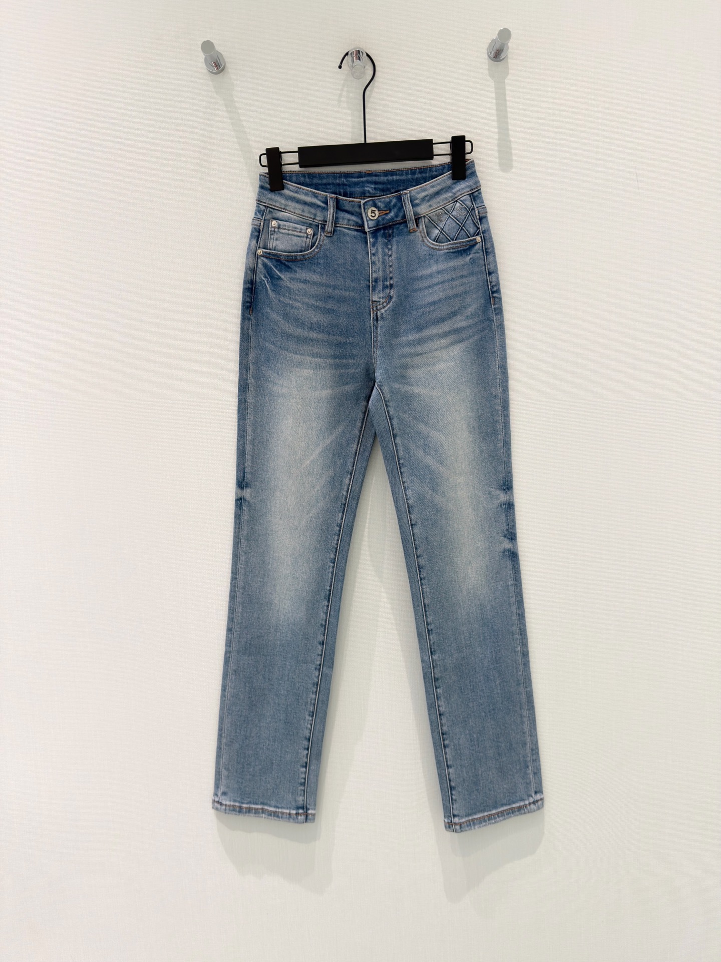 NO:834323,Designer Original｜Rhombus hot-drilled small-leg jeans are made of high-end custom fabrics. Denim is very comfortable to wear. It has a conventional design and is tolerant. The texture of the pants will be very delicate. It is a very good fabric. Denim has good moisture absorption and breathability. The cloth has a soft luster and a very smooth feel. It has become everyone's favorite choice. Blue SMLXL,,jeans,19860909设计师 原创｜菱格烫钻小脚牛仔裤 采用高端定制面料,牛仔穿起来非常舒适,常规设计,包容性好,裤子的纹路会非常细腻,是非常好的面料 牛仔具有良好的吸湿性和透气性,布面光泽柔和,手感也非常细滑,成为众人最爱的选择 蓝色 SMLXL,,jeans,,Women's clothing