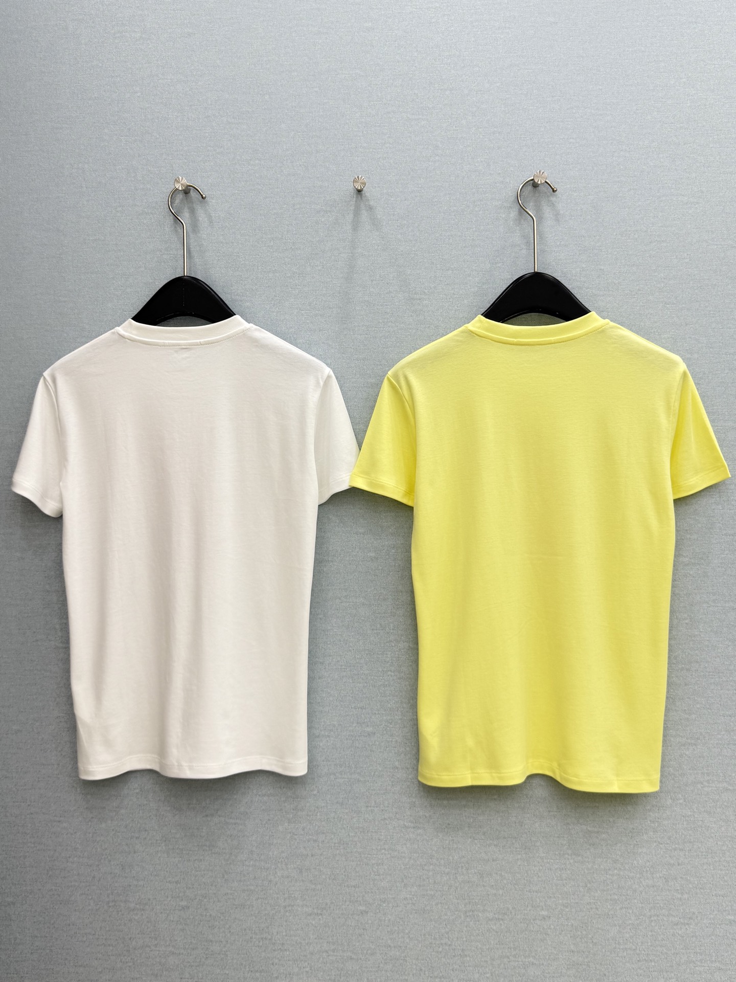 🛒𝐍𝐄𝐖 · 𝟐𝟎𝟐6/爆款现货【春夏上新】 Lou* V｜2026新款印花T恤高订面料，百搭版型 ，上