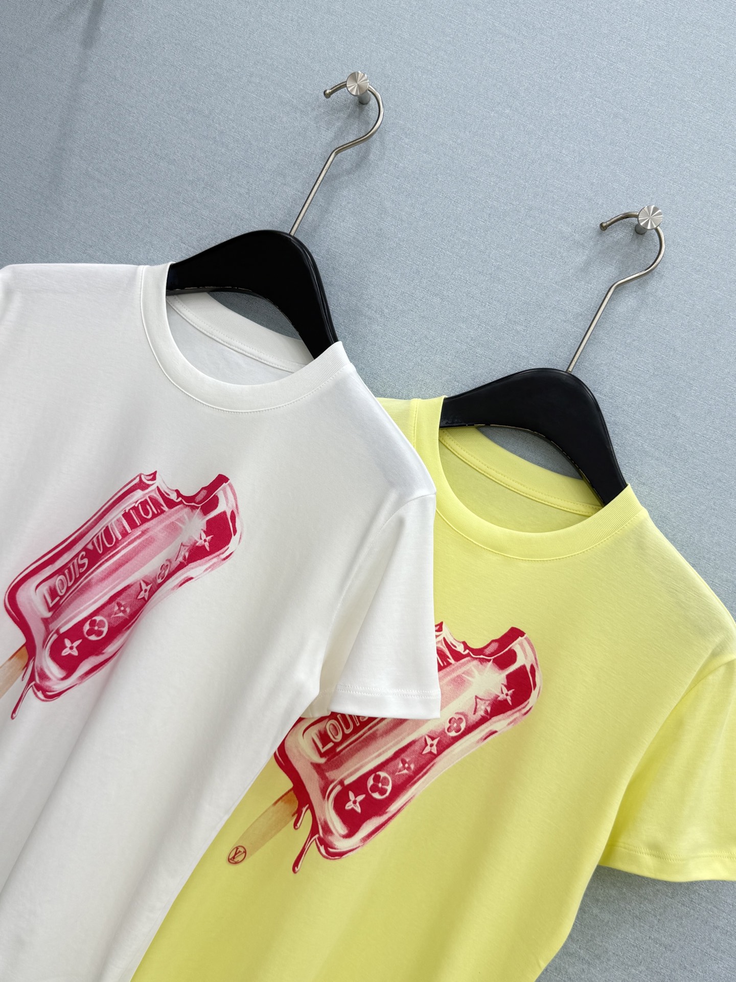 🛒𝐍𝐄𝐖 · 𝟐𝟎𝟐6/爆款现货【春夏上新】 Lou* V｜2026新款印花T恤高订面料，百搭版型 ，上
