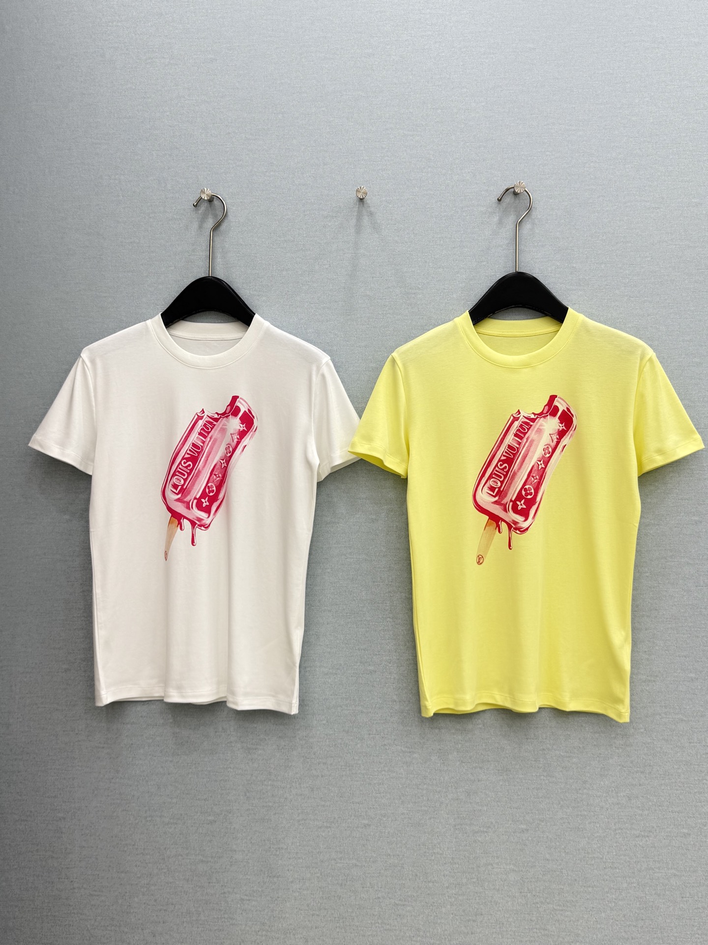 🛒𝐍𝐄𝐖 · 𝟐𝟎𝟐6/爆款现货【春夏上新】 Lou* V｜2026新款印花T恤高订面料，百搭版型 ，上