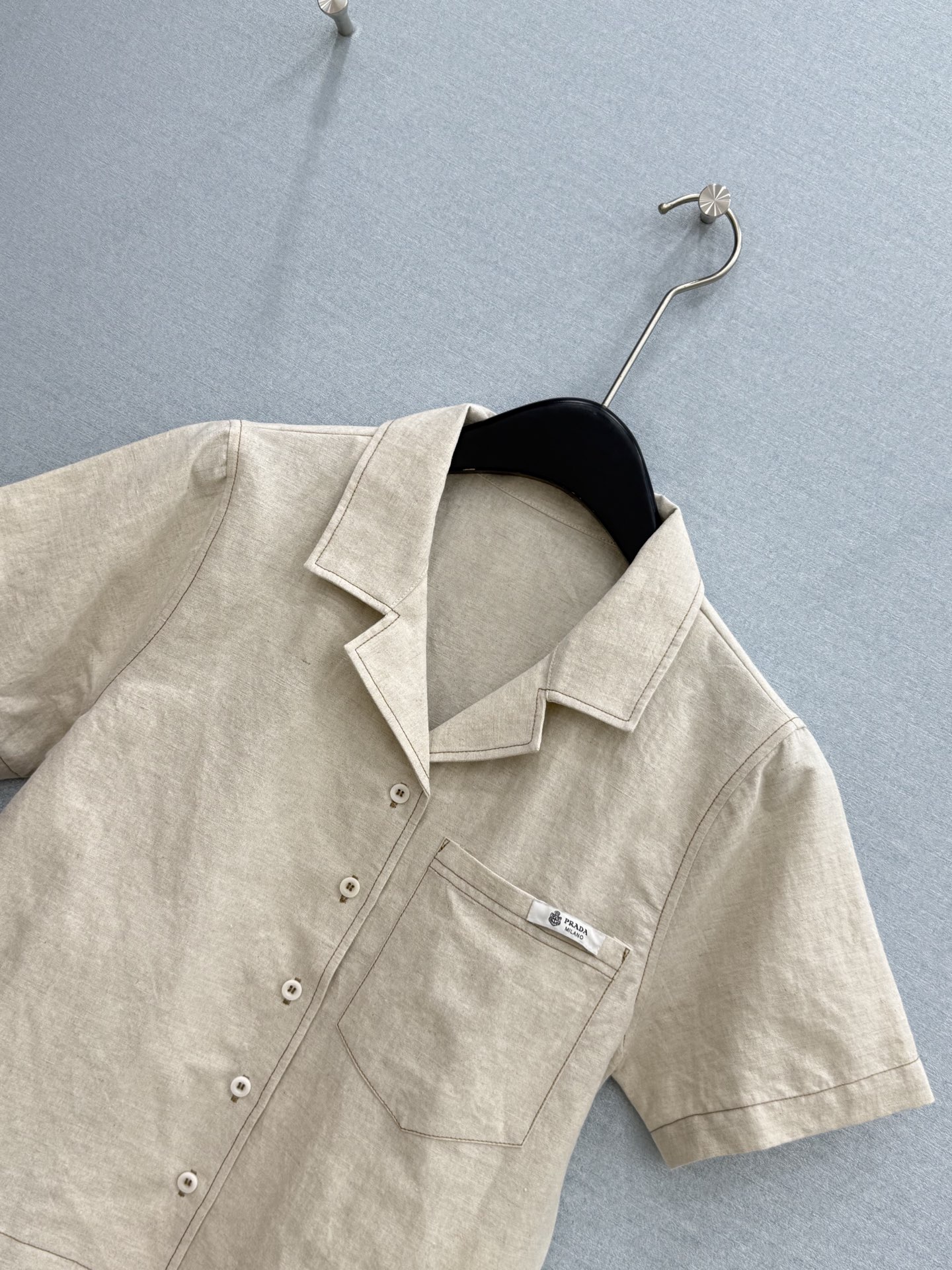 🛒𝐍𝐄𝐖 · 𝟐𝟎𝟐6/爆款现货原单品质 Pra*｜2026新品撞色手缝标麻料衬衫短裤套装精致版型，高级
