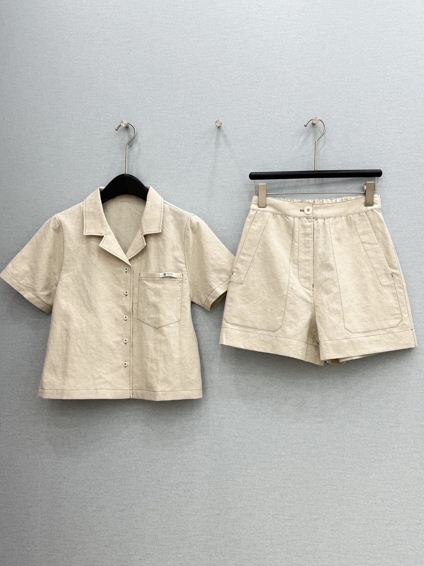 🛒𝐍𝐄𝐖 · 𝟐𝟎𝟐6/爆款现货原单品质 Pra*｜2026新品撞色手缝标麻料衬衫短裤套装精致版型，高级
