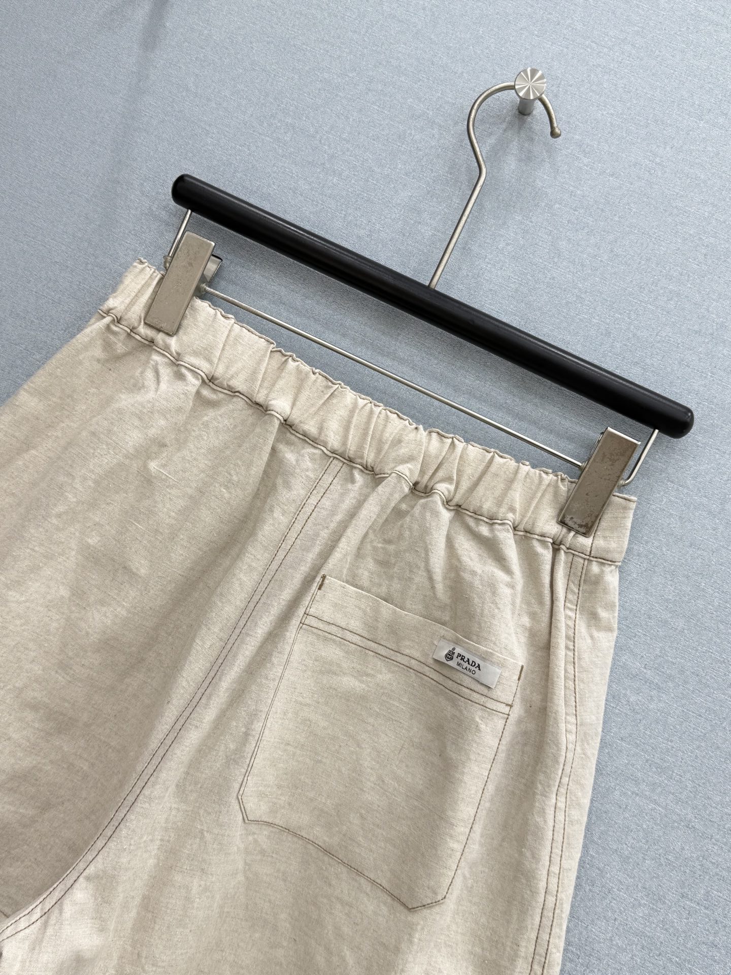 🛒𝐍𝐄𝐖 · 𝟐𝟎𝟐6/爆款现货原单品质 Pra*｜2026新品撞色手缝标麻料衬衫短裤套装精致版型，高级