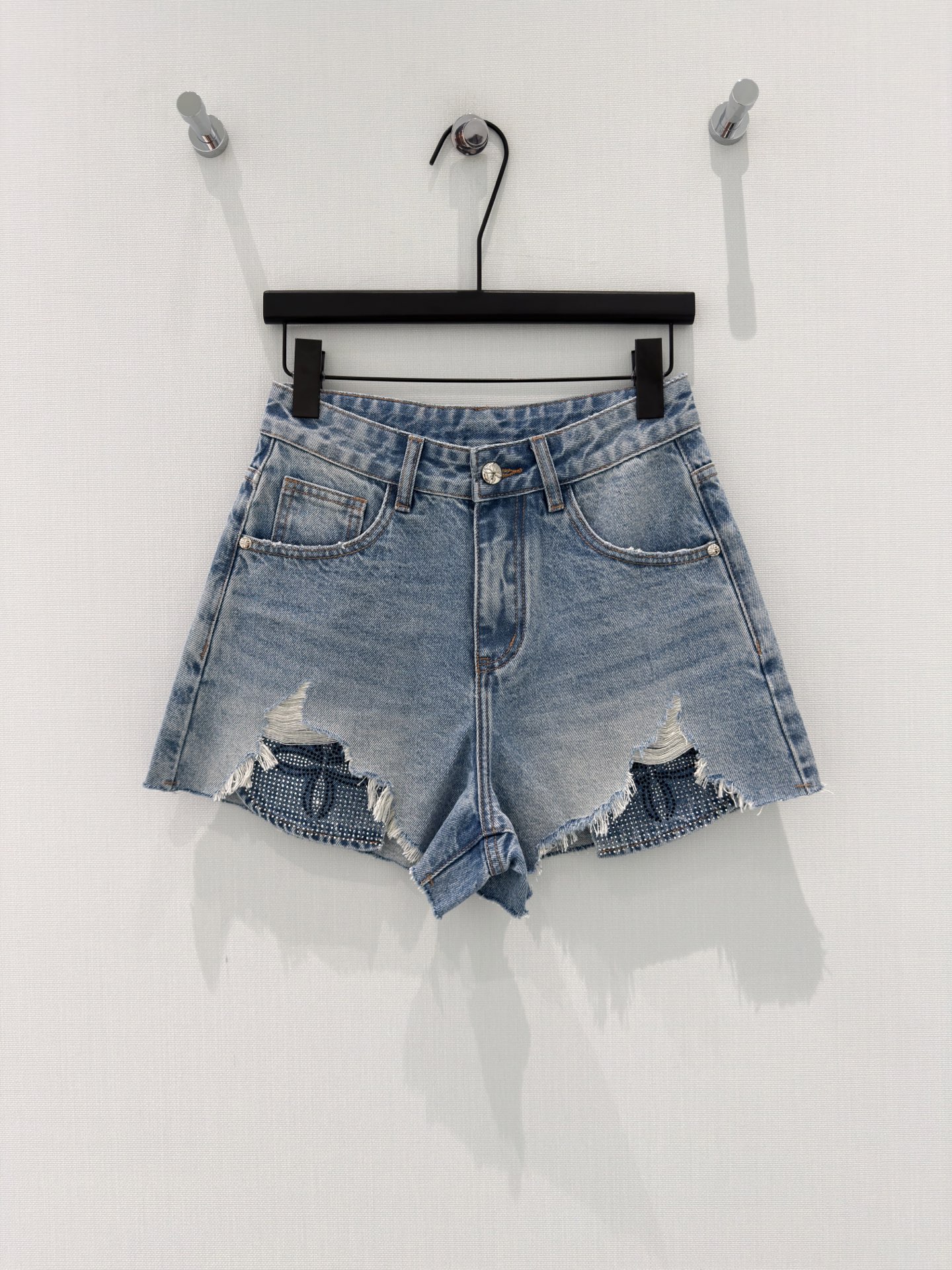 NO:836187,Original Designer｜26 new split-layer hot-drilled denim shorts. The color combination is very beautiful, slimming design, and the upper body is very good-looking. It lengthens the visual effect and makes you look taller and slimmer. Very good elastic fabric, the effect is satisfactory, and it is highly matched for daily needs. Blue SMLXL,,shorts,19860909原创 设计师｜26新款错层烫钻牛仔短裤 色系搭配非常好看,瘦身设计,版型上身巨好看 拉长视觉效果 显高显瘦 非常好的弹力面料,效果令人满意, 搭配度极高的日常刚需款 蓝色 SMLXL,,shorts,,Women's clothing