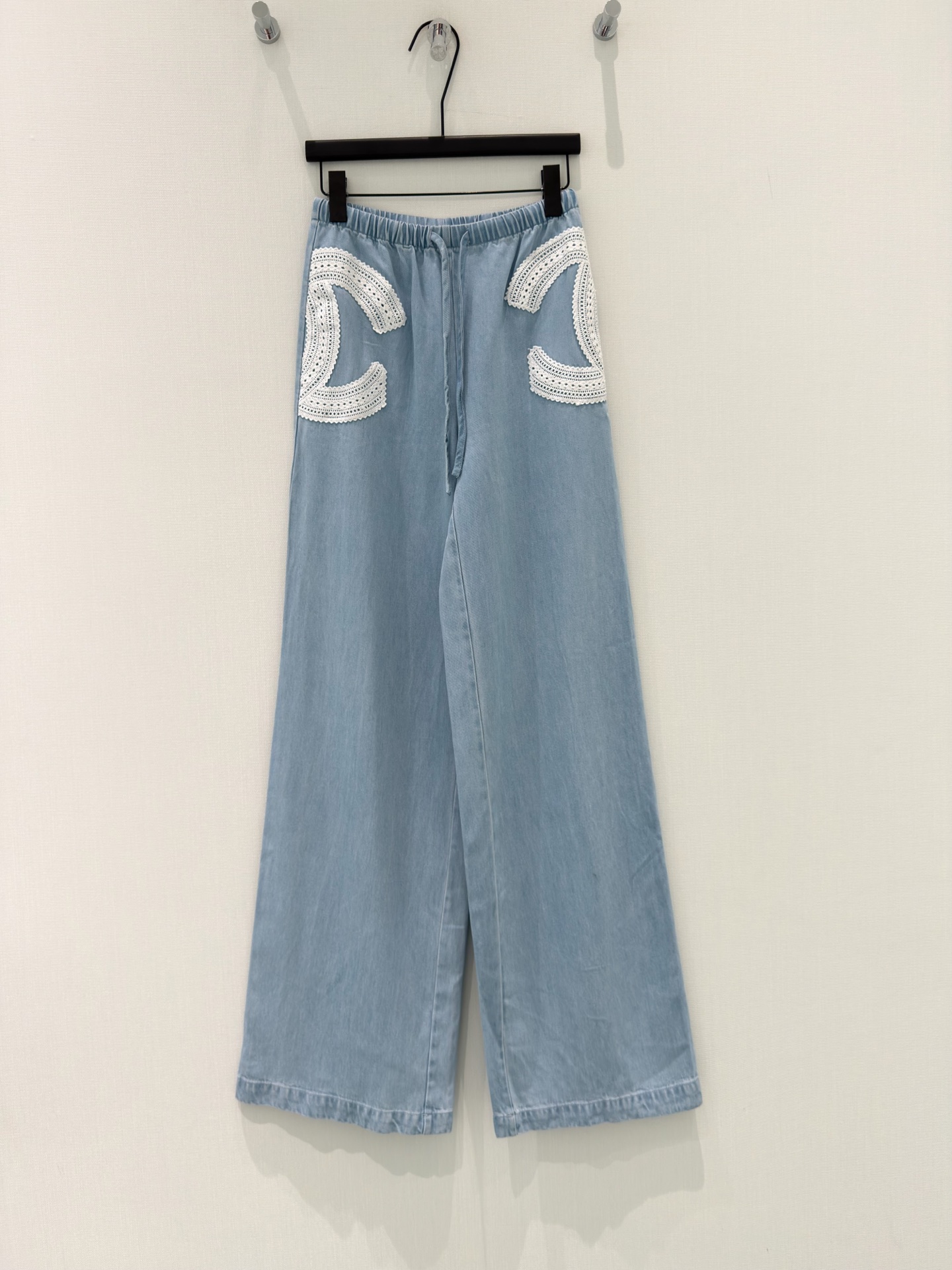 NO:836232,Designer Original*｜2026 Lace Double C Lysol Tencel Jeans Customized YB twill cotton denim material Craftsman-washed water treatment Presenting three-dimensional branding pattern Customized surface accessories Elegant and elegant Straight-leg trousers cut Bone lines complement each other Zipper pocket highlights waist line Fashionable and eye-catching Daily commuting Can be paired with any item Customized surface accessories Look for the correct version White｜Blue SML,,jeans,19860909设计师原创*｜2026蕾丝双C来赛尔天丝牛仔裤 定制YB斜纹棉牛仔材质 工艺洗水处理 呈现立体贴牌图案 定制面辅料 高雅显气质 直筒长裤剪裁 骨位线条呼应相得益彰 拉链口袋凸显腰部线条 时髦吸睛 日常通勤都 可搭配任何单品 定制面辅料 认准版本 白色｜蓝色 SML,,jeans,,Women's clothing