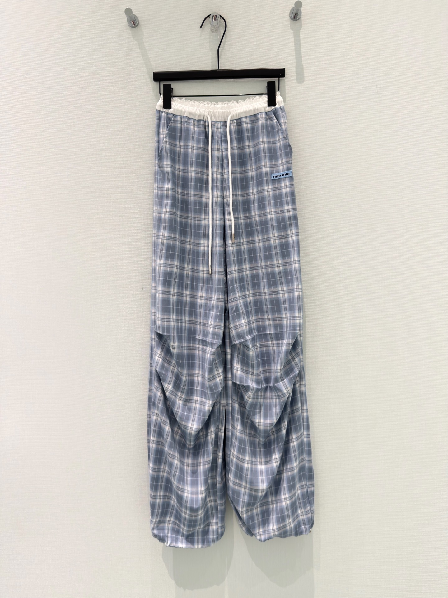 NO:836181,Original designer｜Goddess's same style yarn-dyed plaid casual pants. Contrasting drawstring design, fresh colors, skin-friendly fabrics and personalized designs, exclusive brand accessories decoration, making you the most unique existence. Whether it is the front line of the trend or daily leisure, it can make your matching full of innovation. Create your exclusive style and show off your personality. Plaid SML,,19860909原创 设计师｜女神同款色织格纹休闲裤 撞色抽绳设计,清新的色系 亲肤的面料与个性的设计相结合,专属品牌配件装饰,让你成为最独特的存在. 无论是潮流前线还是日常休闲,它都能让您的搭配充满新意.打造你的专属风格,尽情展现个性. 格纹 SML,,,Women's clothing