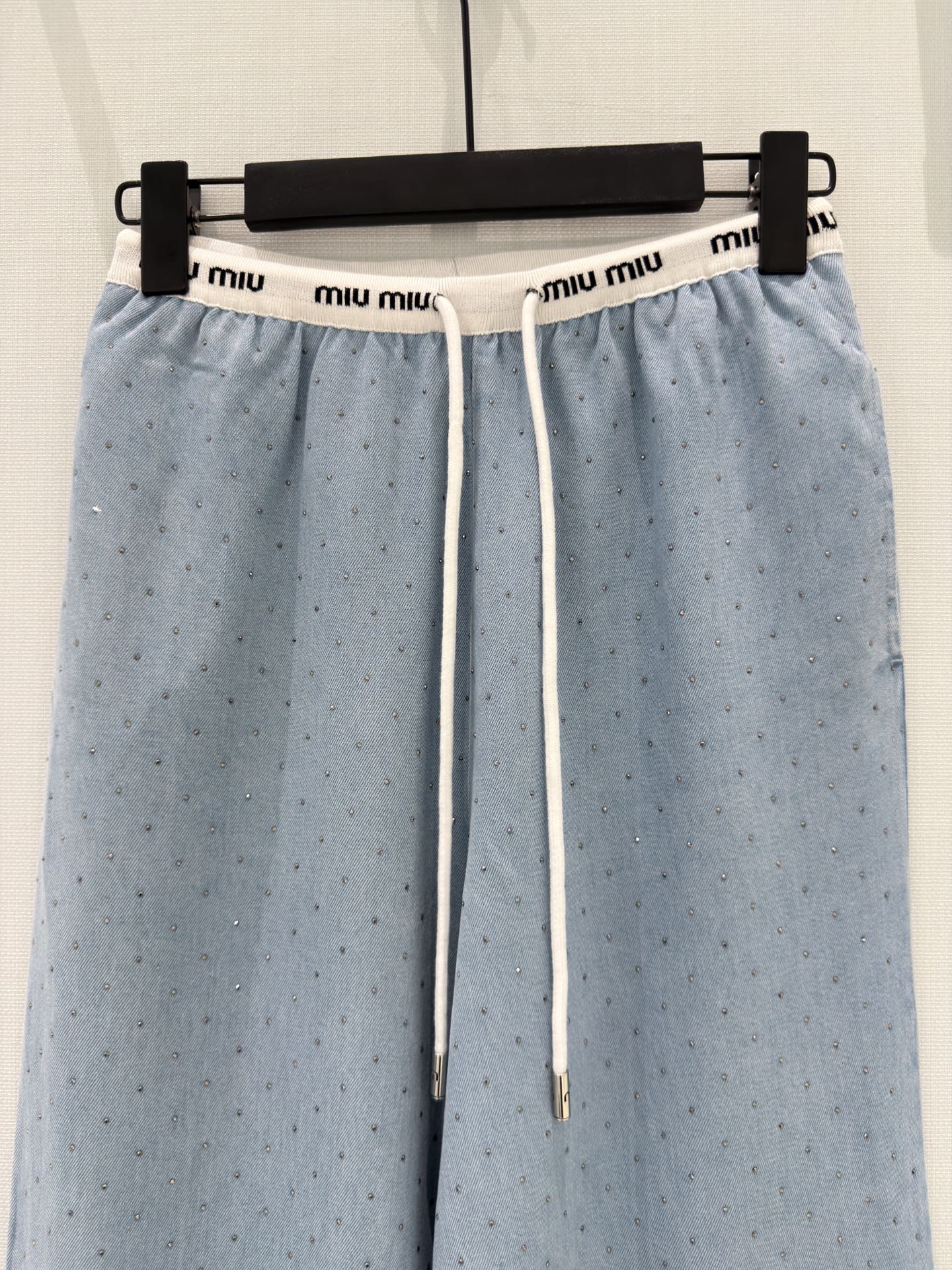 🛒𝐍𝐄𝐖 · 𝟐𝟎𝟐6/爆款现货【原单品质】Miu Mi*｜2026烫钻来赛尔天丝牛仔裤定制字母撞色抽绳