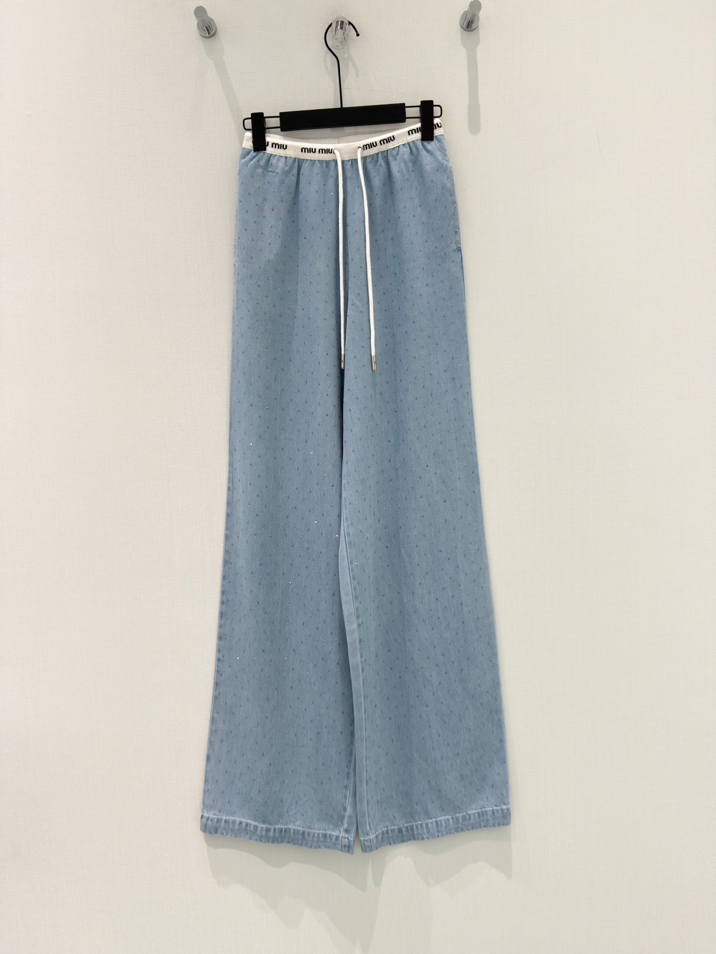 NO:822960,· 6/Hot items in stock [original quality] Miu Mi*｜2026 hot-drilled Lysol Tencel jeans Custom letter contrast drawstring Light texture Craftsman’s wash treatment Customized surface accessories Elegant and elegant Straight-leg trousers cut The bone lines complement each other Zipper pockets highlight the waist line Fashionable and eye-catching Daily commuting Can be matched with any item Customized surface accessories Look for the version Blue S M L  /,miumiu-clothing,miumiu,jeans,19860909· 6/爆款现货【原单品质】Miu Mi*｜2026烫钻来赛尔天丝牛仔裤 定制字母撞色抽绳 轻盈质感 工艺洗水处理 定制面辅料 高雅显气质 直筒长裤剪裁 骨位线条呼应相得益彰 拉链口袋凸显腰部线条 时髦吸睛 日常通勤都 可搭配任何单品 定制面辅料 认准版本 蓝色 S M L /,缪缪-服装,miumiu,jeans,,Women's clothing