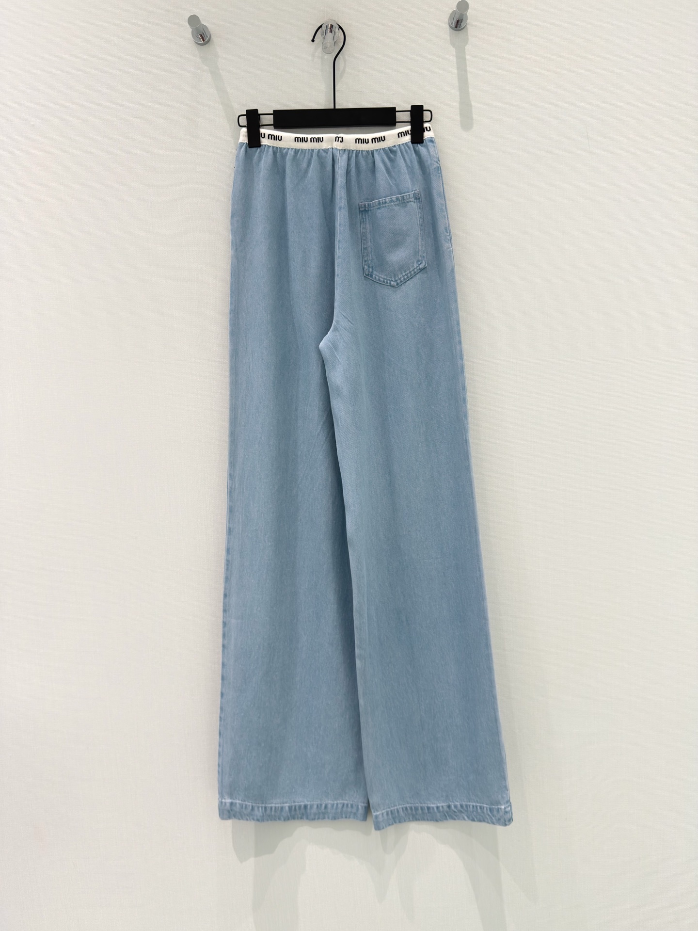 🛒𝐍𝐄𝐖 · 𝟐𝟎𝟐6/爆款现货【原单品质】Miu Mi*｜2026烫钻来赛尔天丝牛仔裤定制字母撞色抽绳