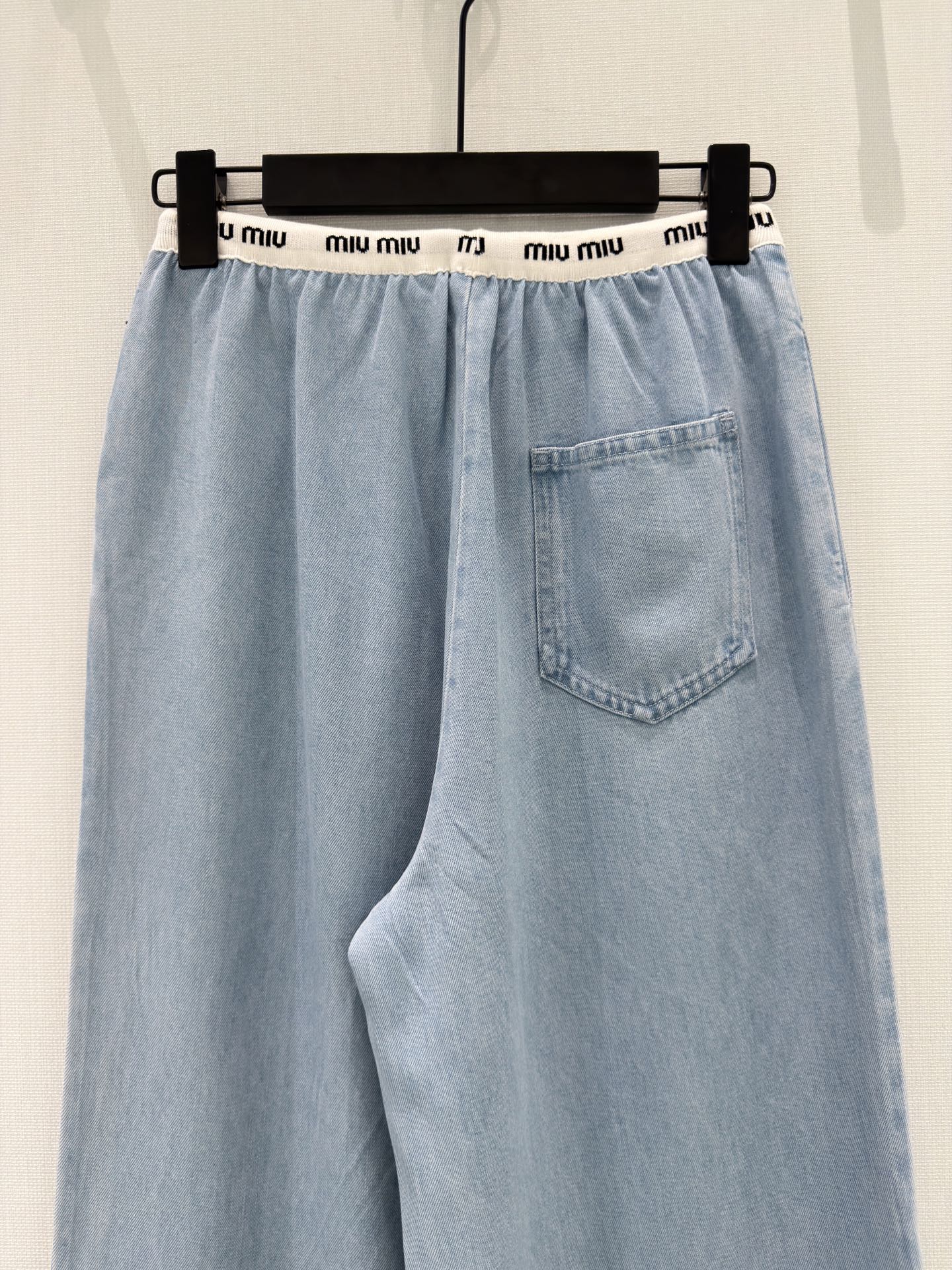 🛒𝐍𝐄𝐖 · 𝟐𝟎𝟐6/爆款现货【原单品质】Miu Mi*｜2026烫钻来赛尔天丝牛仔裤定制字母撞色抽绳