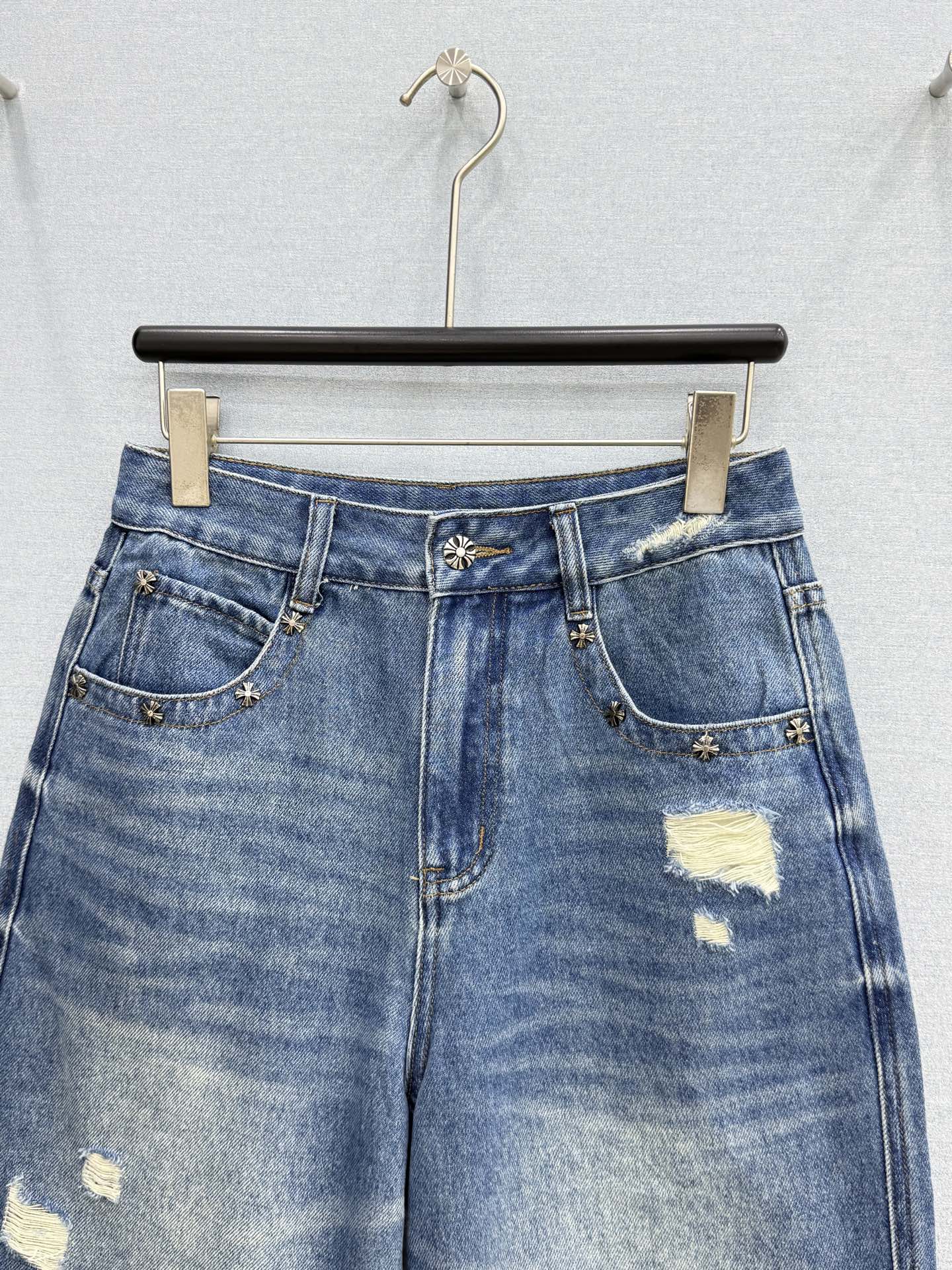 🛒𝐍𝐄𝐖 · 𝟐𝟎𝟐6/爆款现货【原单品质】 克罗星｜破洞牛仔中裤 闭眼入的单品 随便一搭都气质感爆棚 