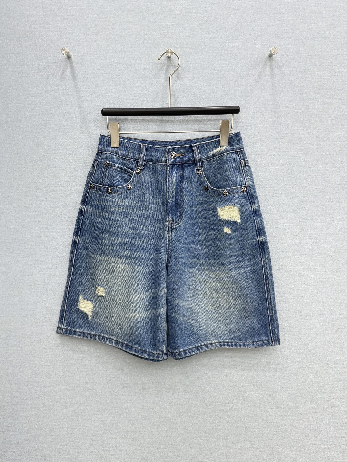 🛒𝐍𝐄𝐖 · 𝟐𝟎𝟐6/爆款现货【原单品质】 克罗星｜破洞牛仔中裤 闭眼入的单品 随便一搭都气质感爆棚 