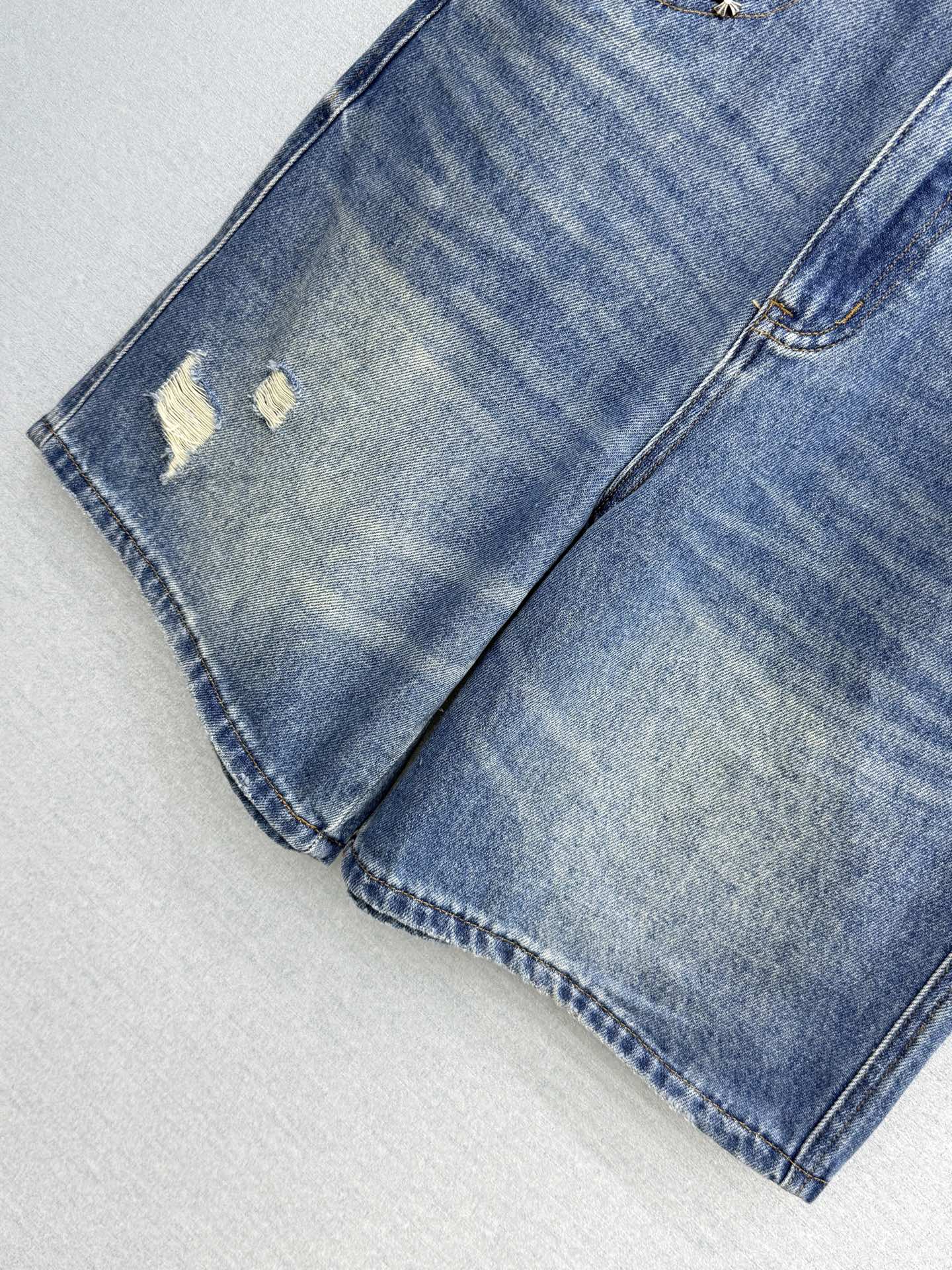 🛒𝐍𝐄𝐖 · 𝟐𝟎𝟐6/爆款现货【原单品质】 克罗星｜破洞牛仔中裤 闭眼入的单品 随便一搭都气质感爆棚 