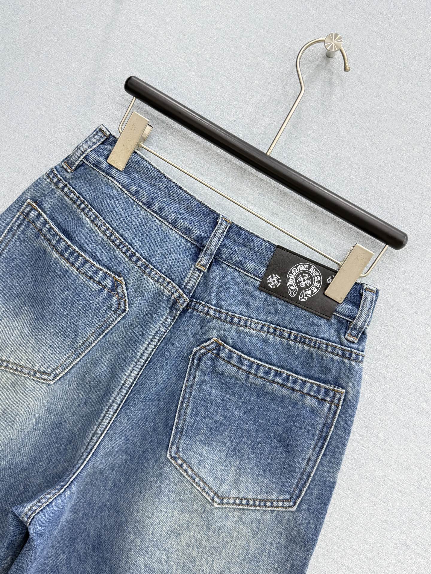 🛒𝐍𝐄𝐖 · 𝟐𝟎𝟐6/爆款现货【原单品质】 克罗星｜破洞牛仔中裤 闭眼入的单品 随便一搭都气质感爆棚 