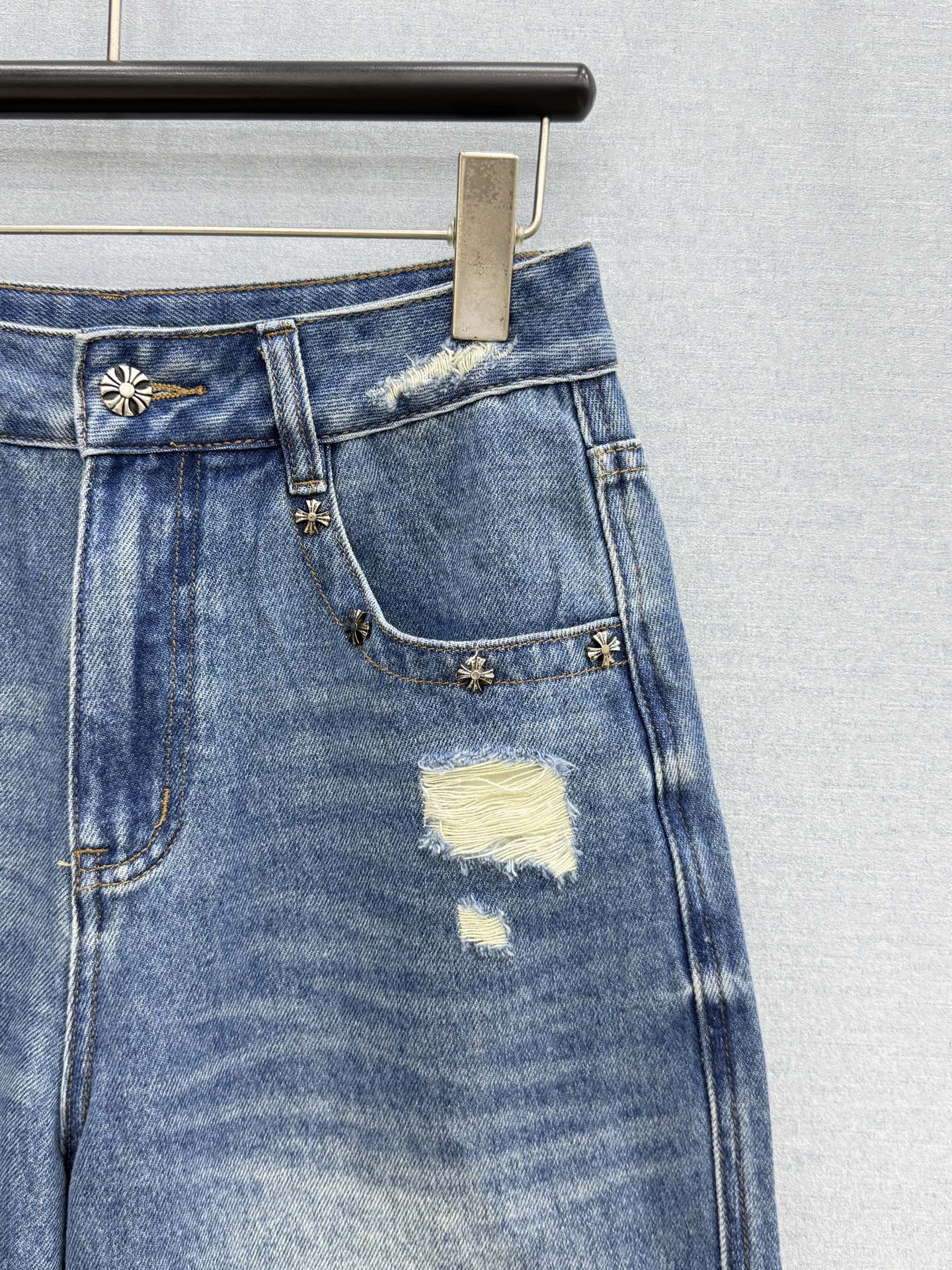 🛒𝐍𝐄𝐖 · 𝟐𝟎𝟐6/爆款现货【原单品质】 克罗星｜破洞牛仔中裤 闭眼入的单品 随便一搭都气质感爆棚 
