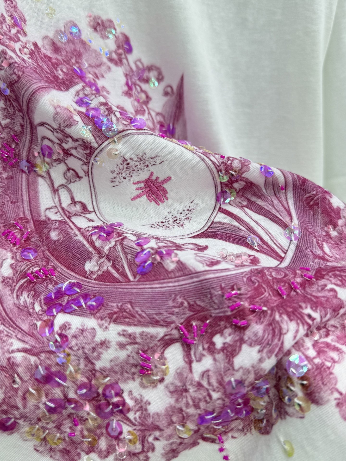 🛒𝐍𝐄𝐖 · 𝟐𝟎𝟐6/爆款现货原单品质 小众*｜精致印花订珠短袖T恤高订面料 亲肤透气舒适标志性字母图