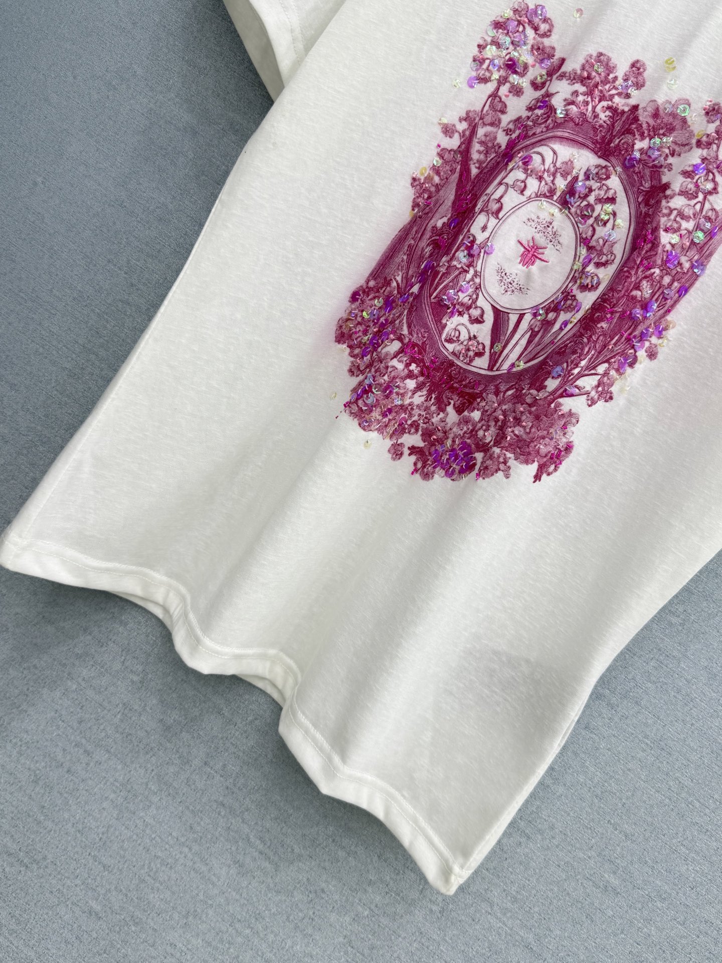 🛒𝐍𝐄𝐖 · 𝟐𝟎𝟐6/爆款现货原单品质 小众*｜精致印花订珠短袖T恤高订面料 亲肤透气舒适标志性字母图