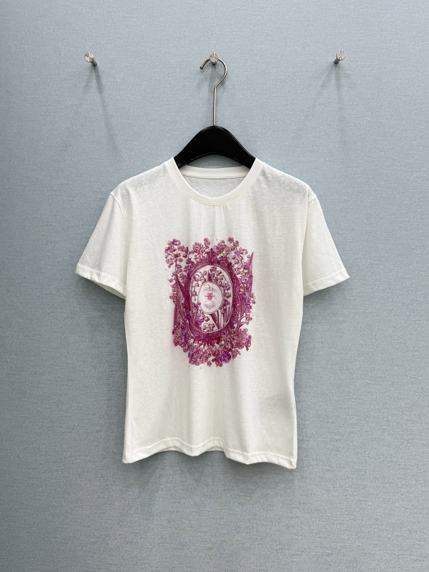 🛒𝐍𝐄𝐖 · 𝟐𝟎𝟐6/爆款现货原单品质 小众*｜精致印花订珠短袖T恤高订面料 亲肤透气舒适标志性字母图