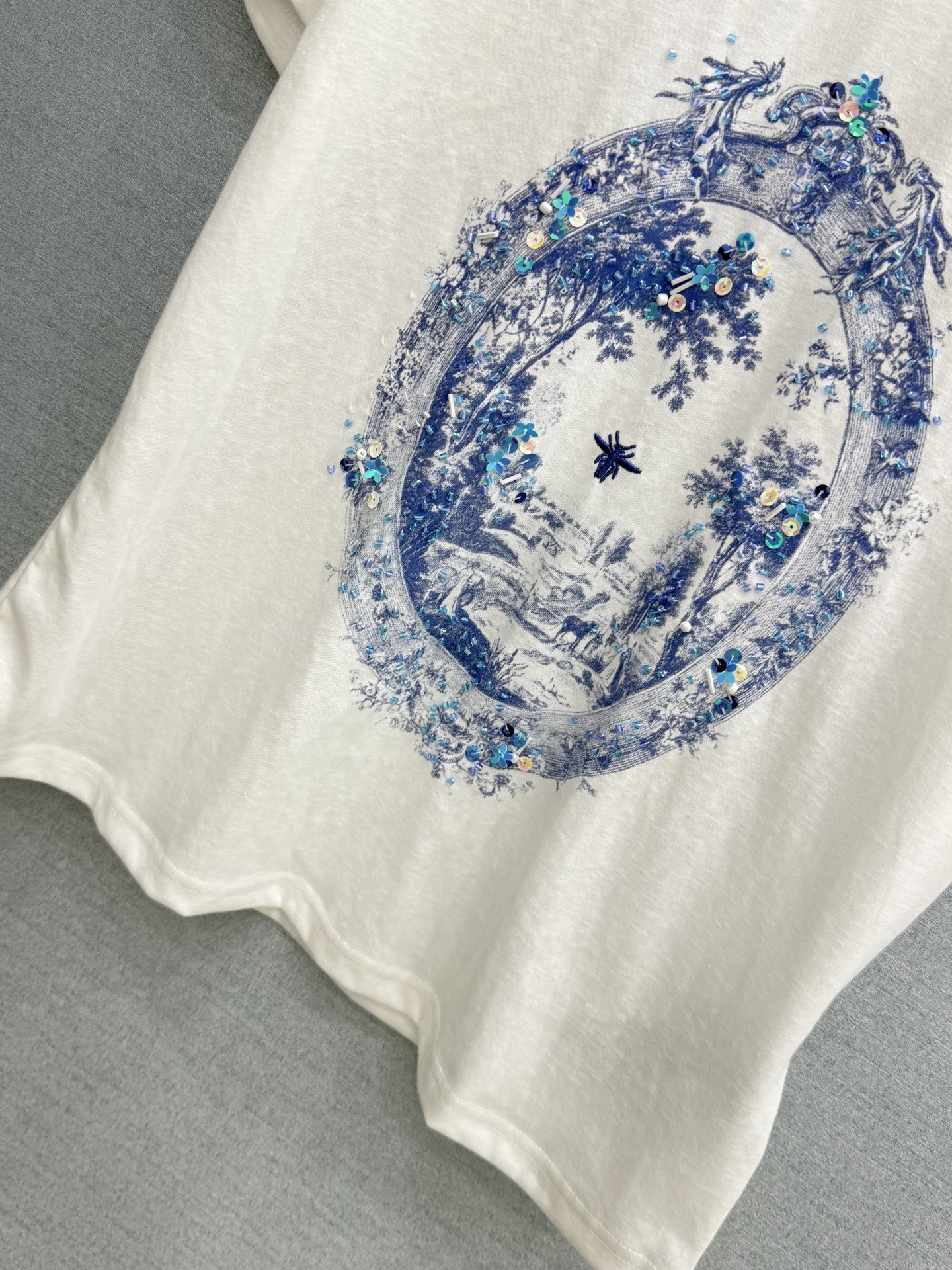 🛒𝐍𝐄𝐖 · 𝟐𝟎𝟐6/爆款现货原单品质 小众*｜精致印花订珠短袖T恤高订面料 亲肤透气舒适标志性字母图