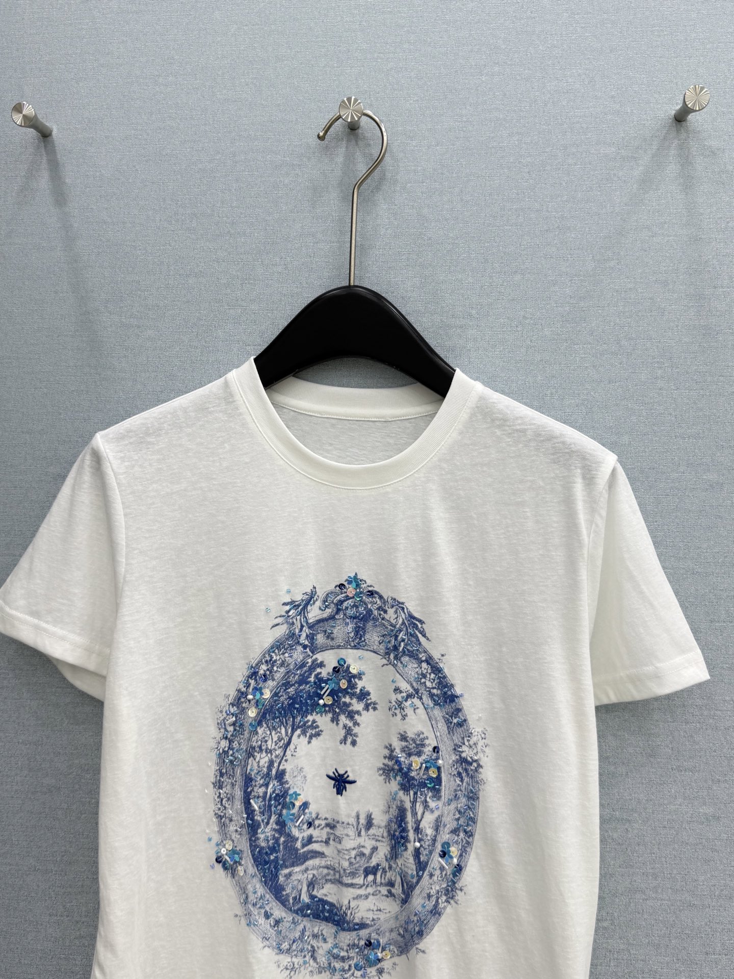 🛒𝐍𝐄𝐖 · 𝟐𝟎𝟐6/爆款现货原单品质 小众*｜精致印花订珠短袖T恤高订面料 亲肤透气舒适标志性字母图