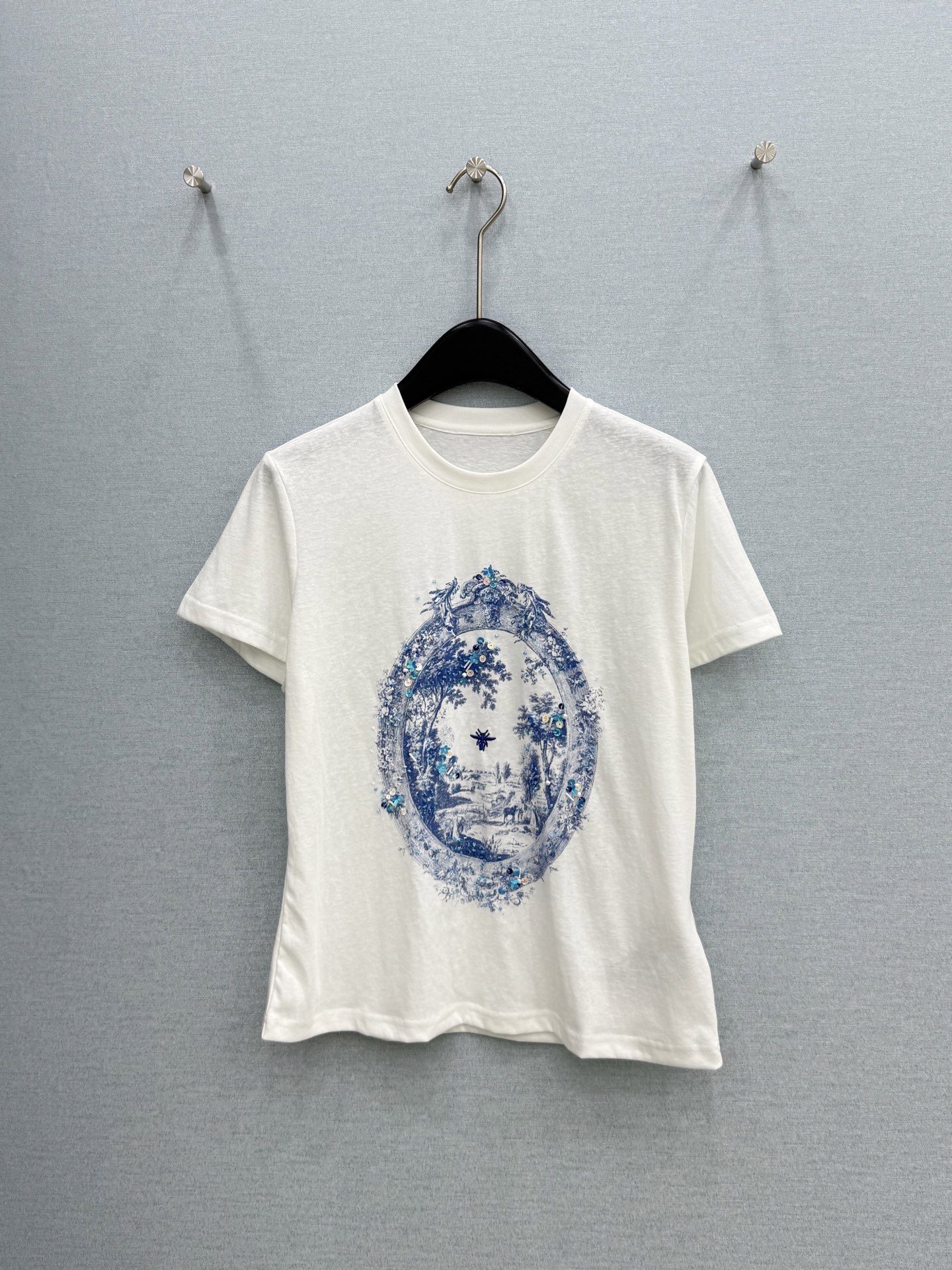 🛒𝐍𝐄𝐖 · 𝟐𝟎𝟐6/爆款现货原单品质 小众*｜精致印花订珠短袖T恤高订面料 亲肤透气舒适标志性字母图