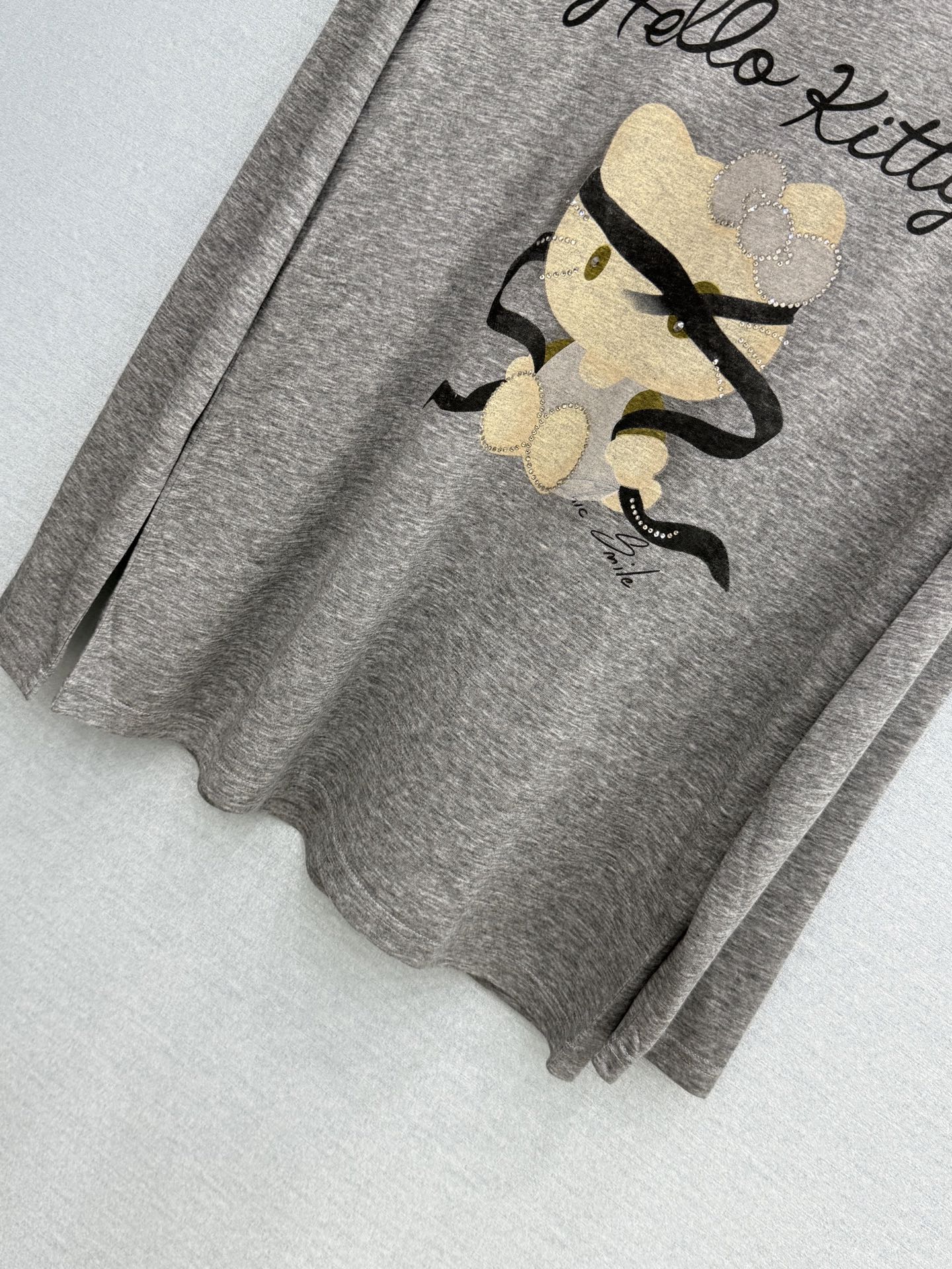🛒𝐍𝐄𝐖 · 𝟐𝟎𝟐6/爆款现货【春夏上新】 设计师小众｜2026新款印花烫钻防晒长袖T恤高订面料，百搭