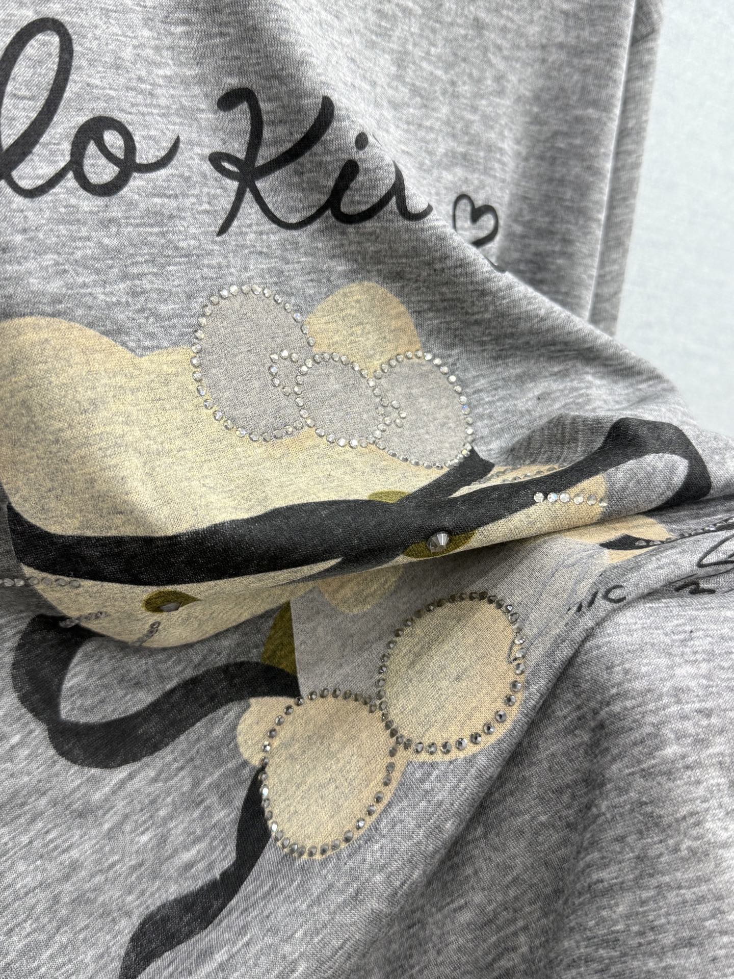 🛒𝐍𝐄𝐖 · 𝟐𝟎𝟐6/爆款现货【春夏上新】 设计师小众｜2026新款印花烫钻防晒长袖T恤高订面料，百搭