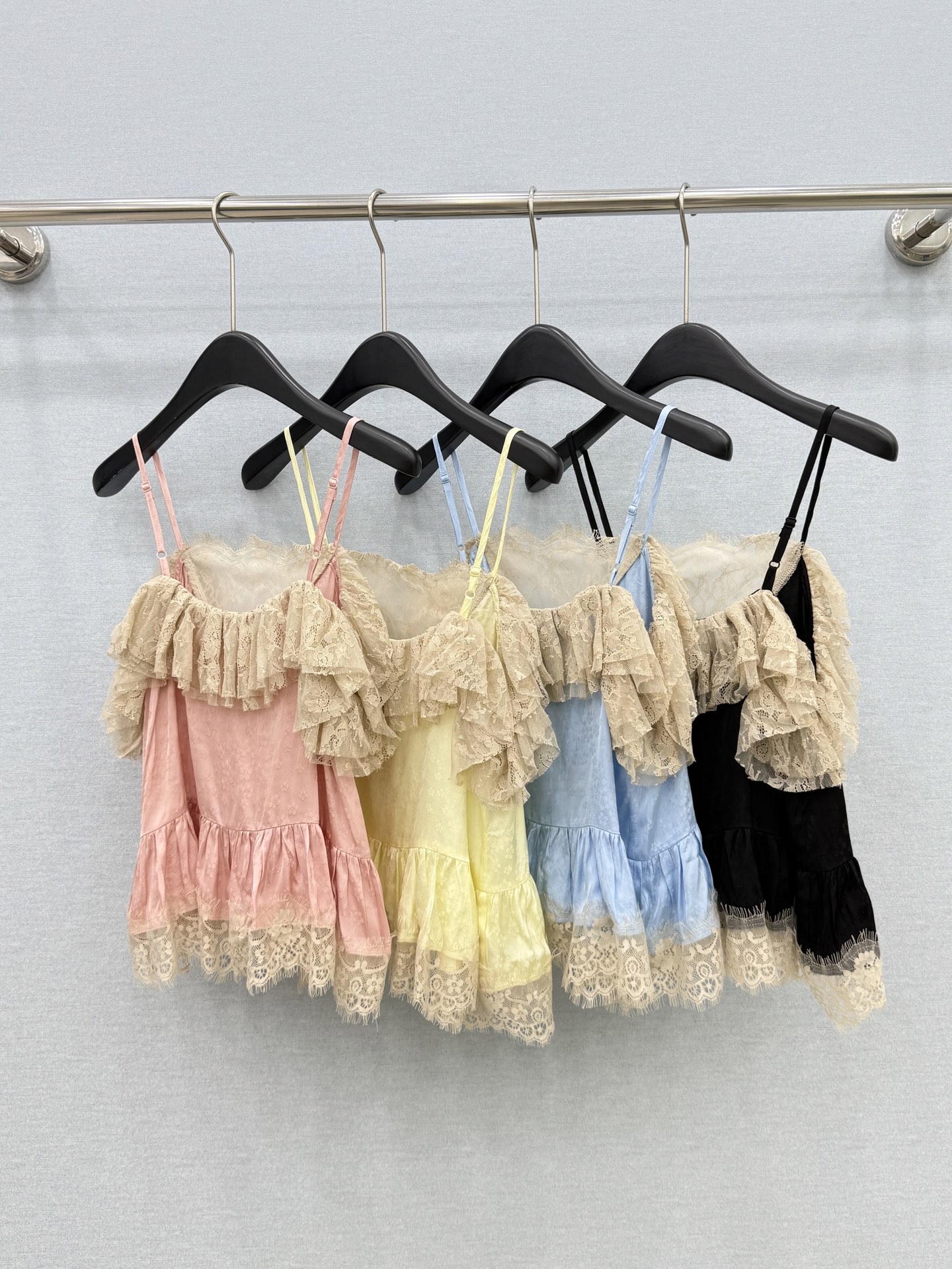 🛒𝐍𝐄𝐖 · 𝟐𝟎𝟐6/爆款现货原单品质 小众*｜2026新品荷叶边撞色蕾丝拼接吊带高端设计 百褶下摆 