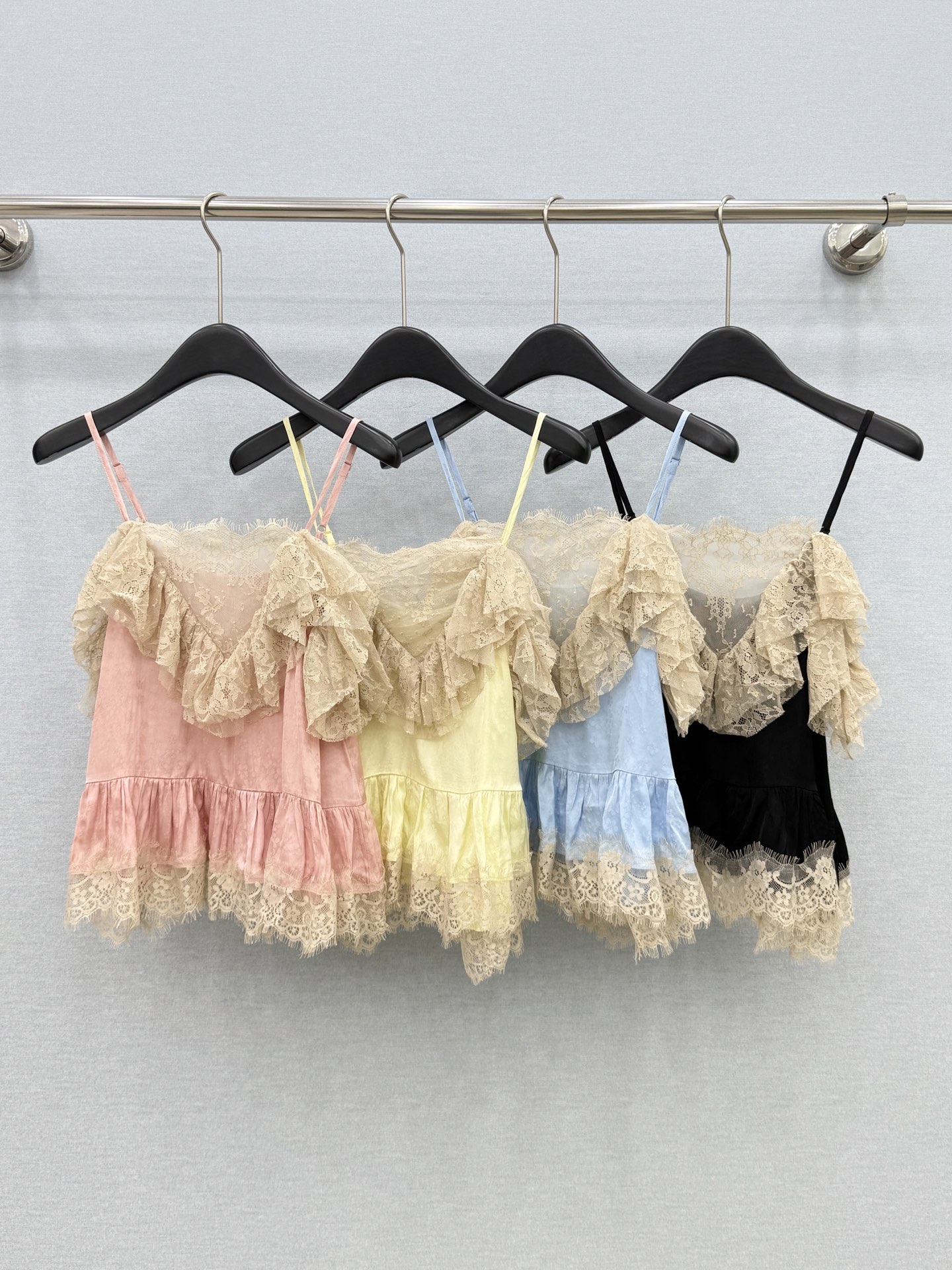 🛒𝐍𝐄𝐖 · 𝟐𝟎𝟐6/爆款现货原单品质 小众*｜2026新品荷叶边撞色蕾丝拼接吊带高端设计 百褶下摆 