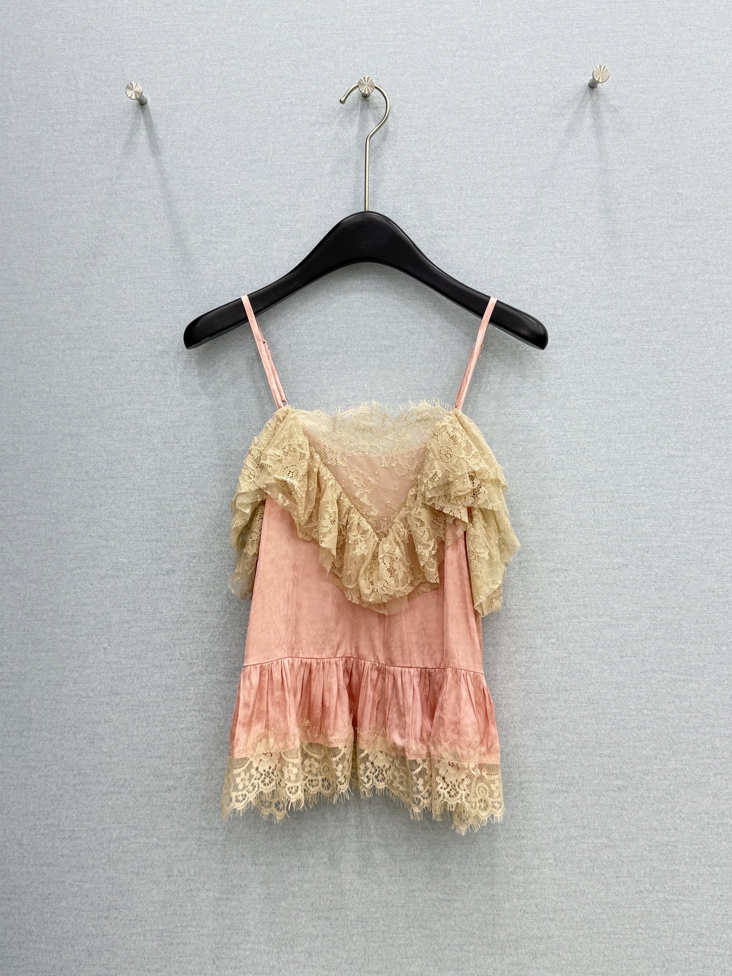 🛒𝐍𝐄𝐖 · 𝟐𝟎𝟐6/爆款现货原单品质 小众*｜2026新品荷叶边撞色蕾丝拼接吊带高端设计 百褶下摆 