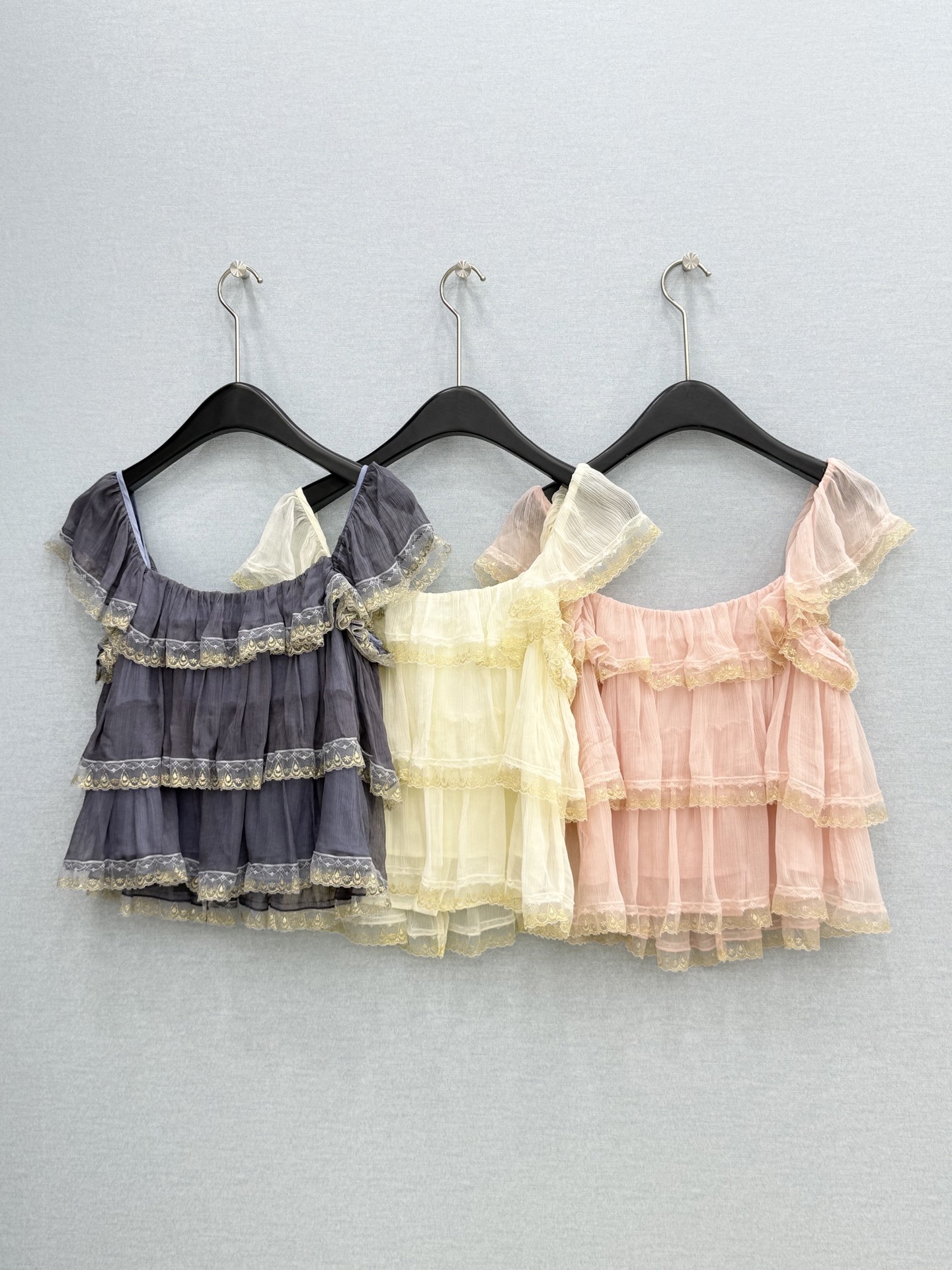 🛒𝐍𝐄𝐖 · 𝟐𝟎𝟐6/爆款现货原单品质 小众*｜2026新品蛋糕式蕾丝拼接小衬衫高端设计 百褶下摆 高