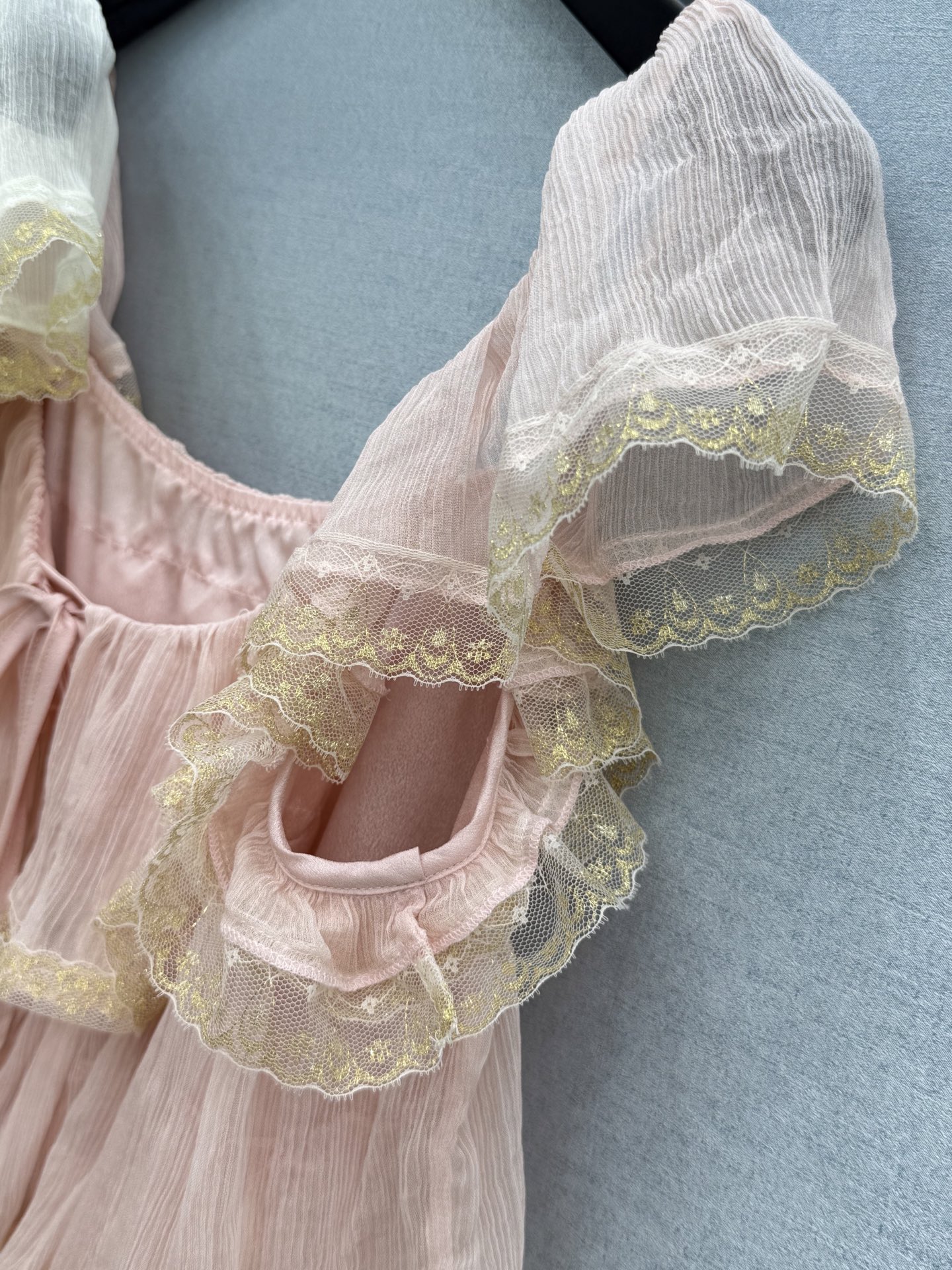 🛒𝐍𝐄𝐖 · 𝟐𝟎𝟐6/爆款现货原单品质 小众*｜2026新品蛋糕式蕾丝拼接小衬衫高端设计 百褶下摆 高