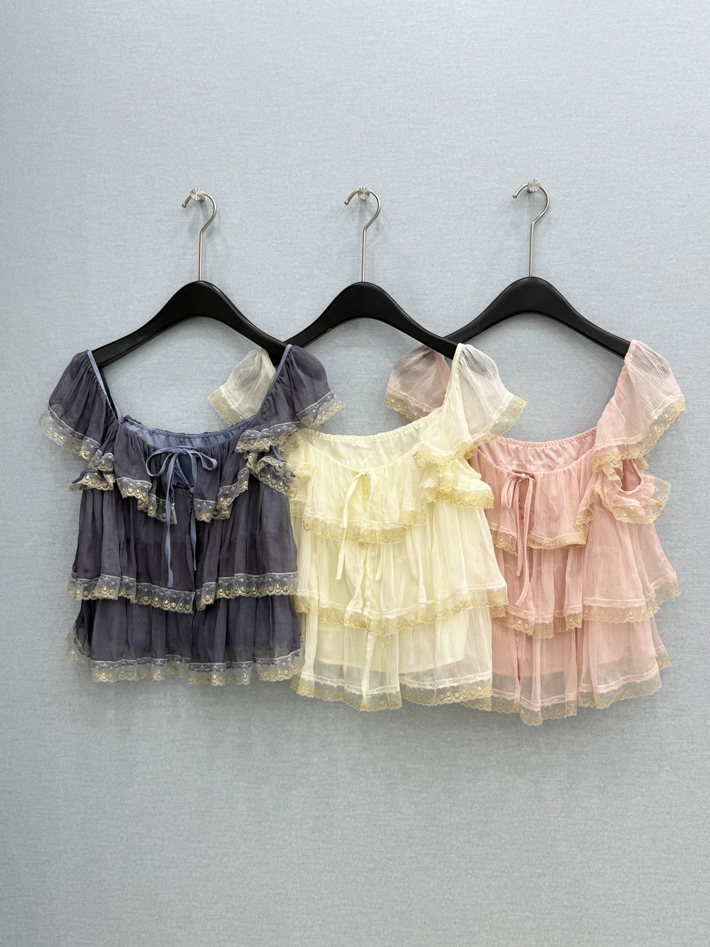 🛒𝐍𝐄𝐖 · 𝟐𝟎𝟐6/爆款现货原单品质 小众*｜2026新品蛋糕式蕾丝拼接小衬衫高端设计 百褶下摆 高