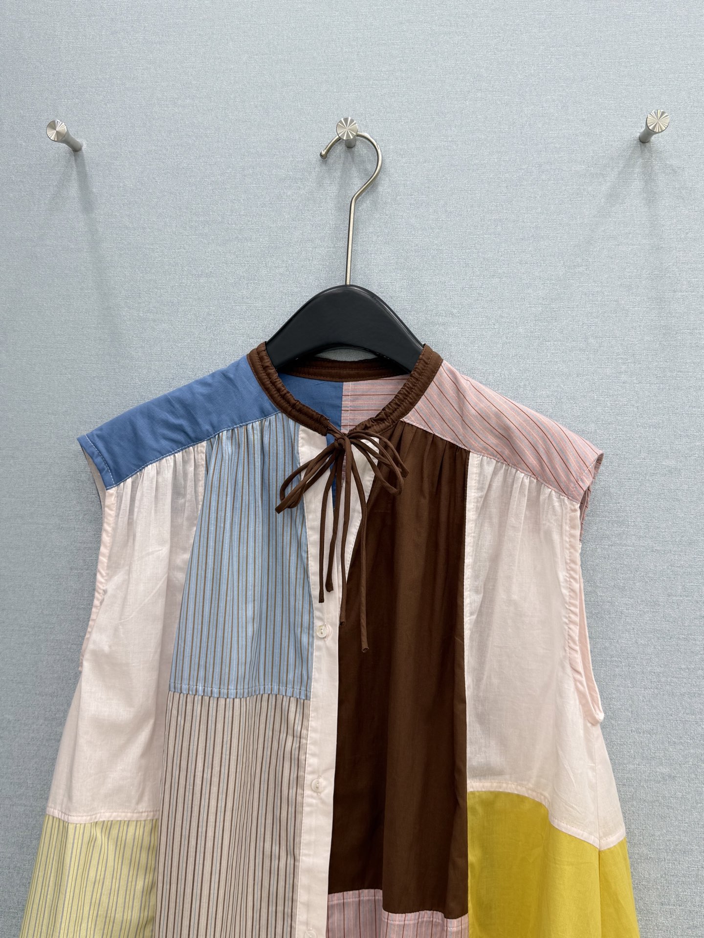 🛒𝐍𝐄𝐖 · 𝟐𝟎𝟐6/爆款现货原单品质 小众*｜2026新品荷叶边拼色圆领无袖衬衫高端设计 系带A版版
